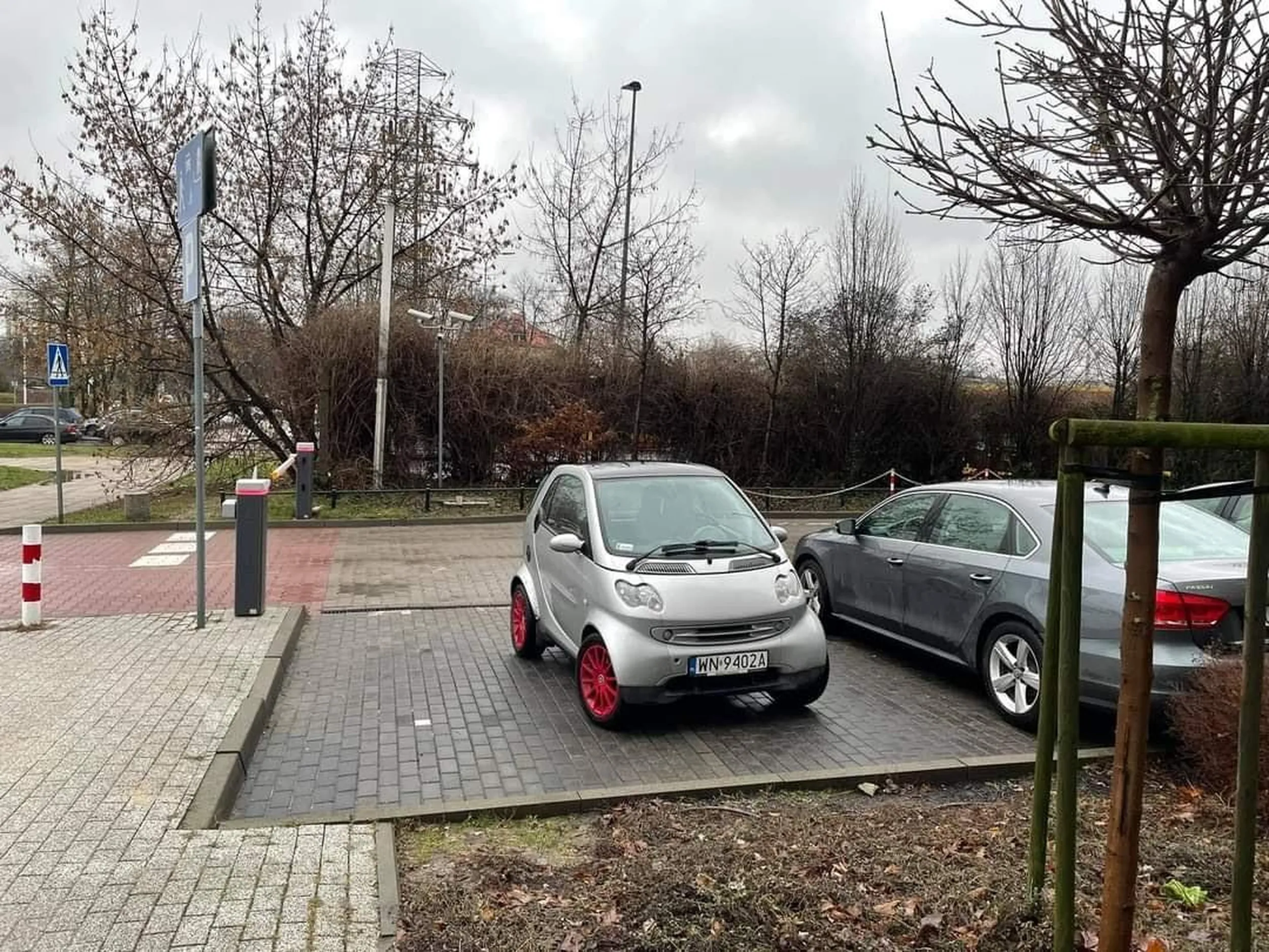 Mistrzowie cebulowego parkowania. Nie stać na wynajęcie lub kupno własnego miejsca, więc januszują kosztem innych, "rezerwując sobie" na zaś.