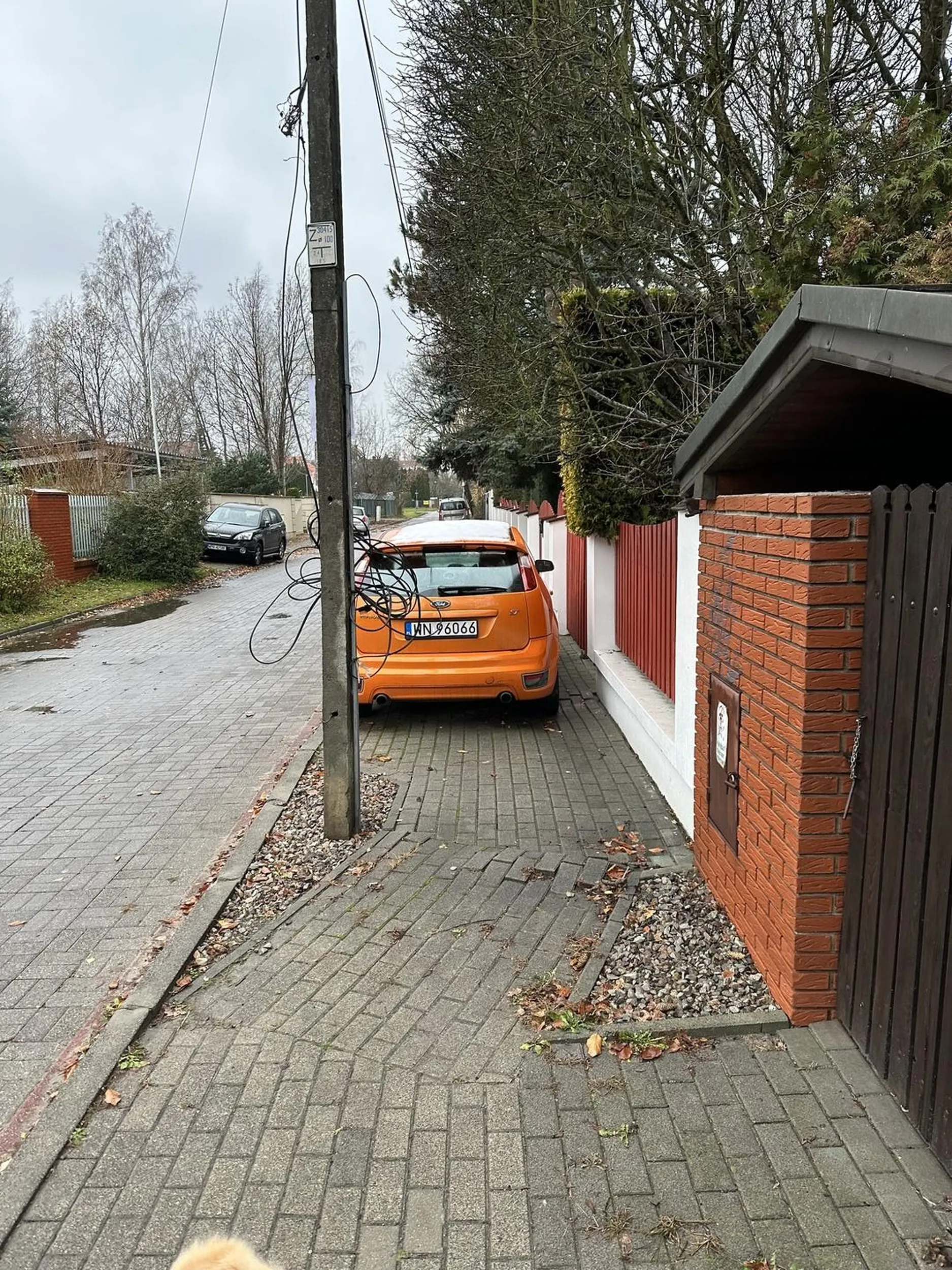 Bezmyślnie parkuje swoim samochodem na chodniku