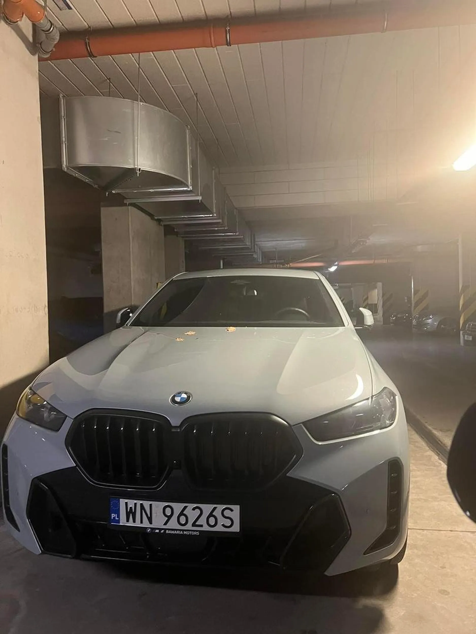 Imbecyl blokuje wewnętrzną drogę podziemna w bloku. Ludzie nie mają jak wjechać do swojego miejsca postojowego