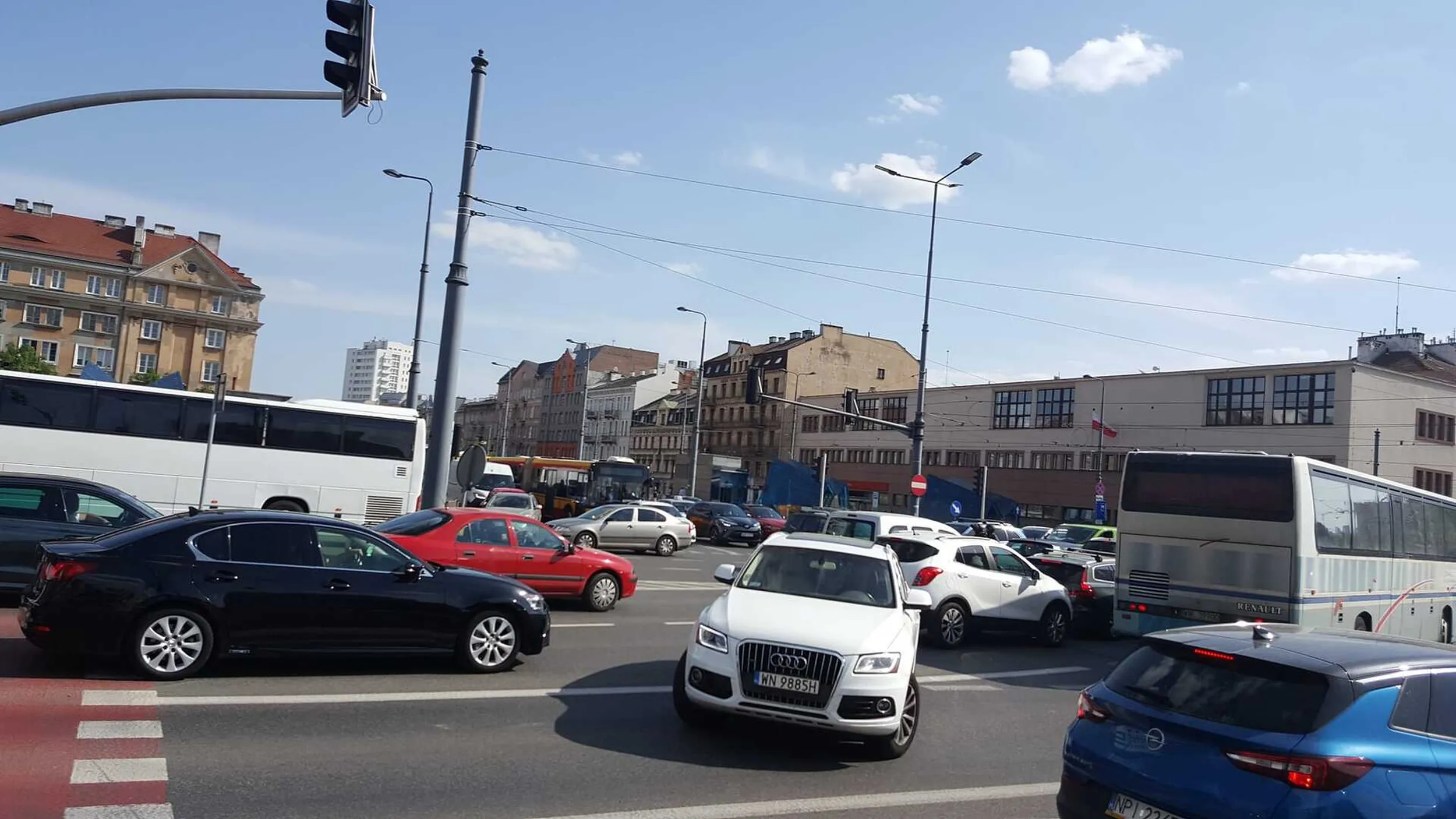 Warszawa i skrzyżowanie Al.Solidarności z ul.Targową. Ciekawe co te piąte zero za kierownicą chciał osiągnąć pchając się pod prąd.