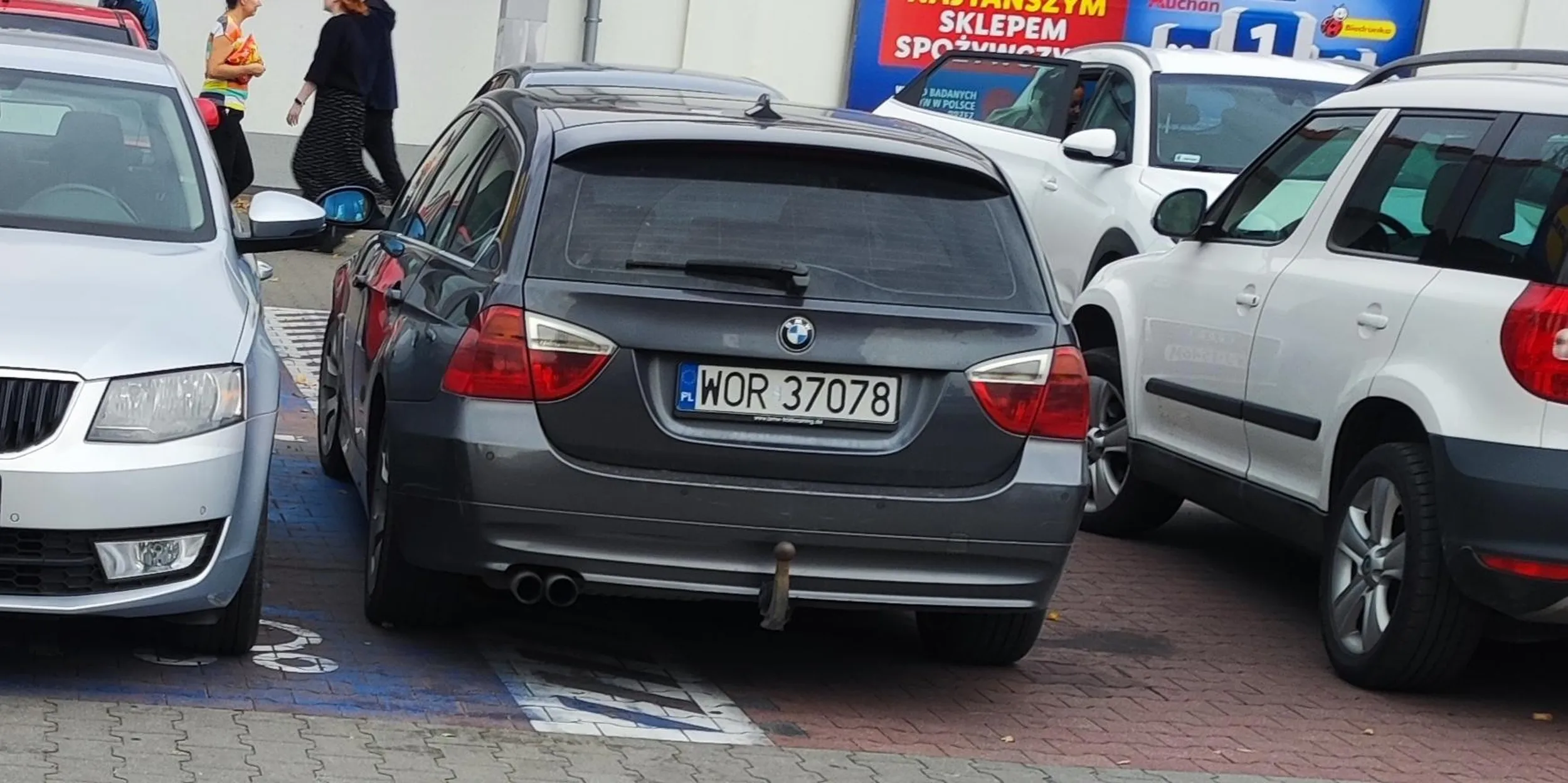 Uszkodził samochód jak wyjeżdżał, celowo.