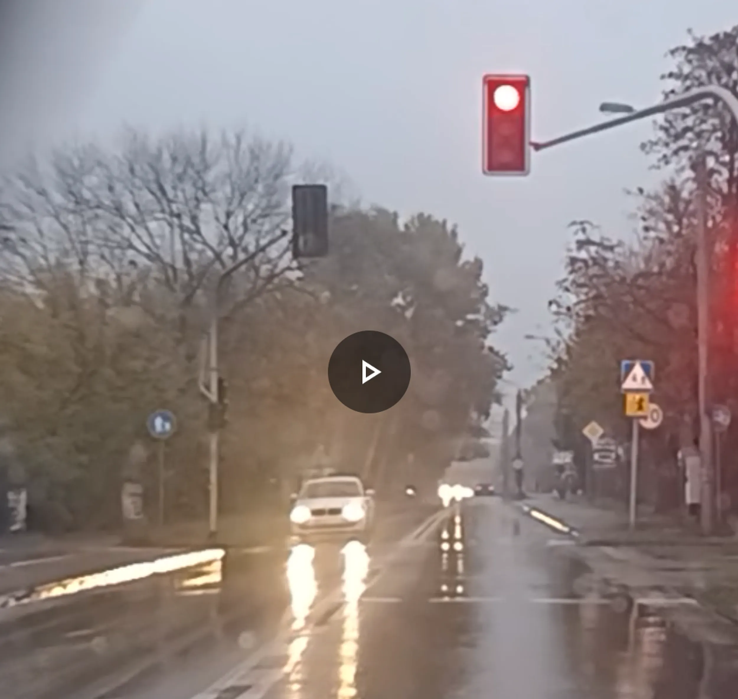 Uroczyście przysięgam, że osobiście unieważniam prawo jazdy temu kierowcy za permanentne łamanie Konstytucji i zasad ruchu drogowego w Piastowie tj. za przejazdy na skrzyżowaniach na czerwonym świetle !