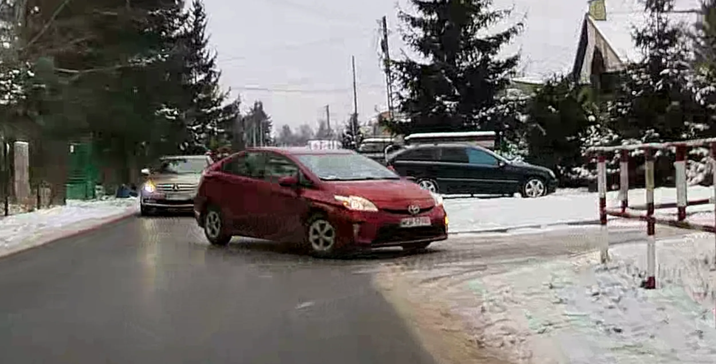 Wymusza pierwszeństwo przy skręcie w lewo. Żeby jeszcze szybko zjechał ze skierowania, ale nie wlecze się jakby nic nie jechało znad przeciwka.