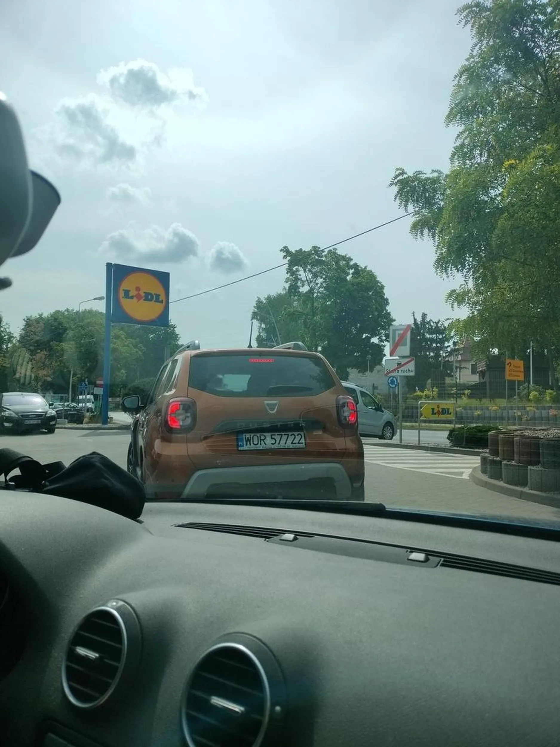 Dziadek myśli że jest królem pasa przy wyjeździe z parkingu trąbi po czym wrzuca kierunek w lewo a jedzie w prawo. Nie pozdrawiam przesiądź się na napęd "nożny"