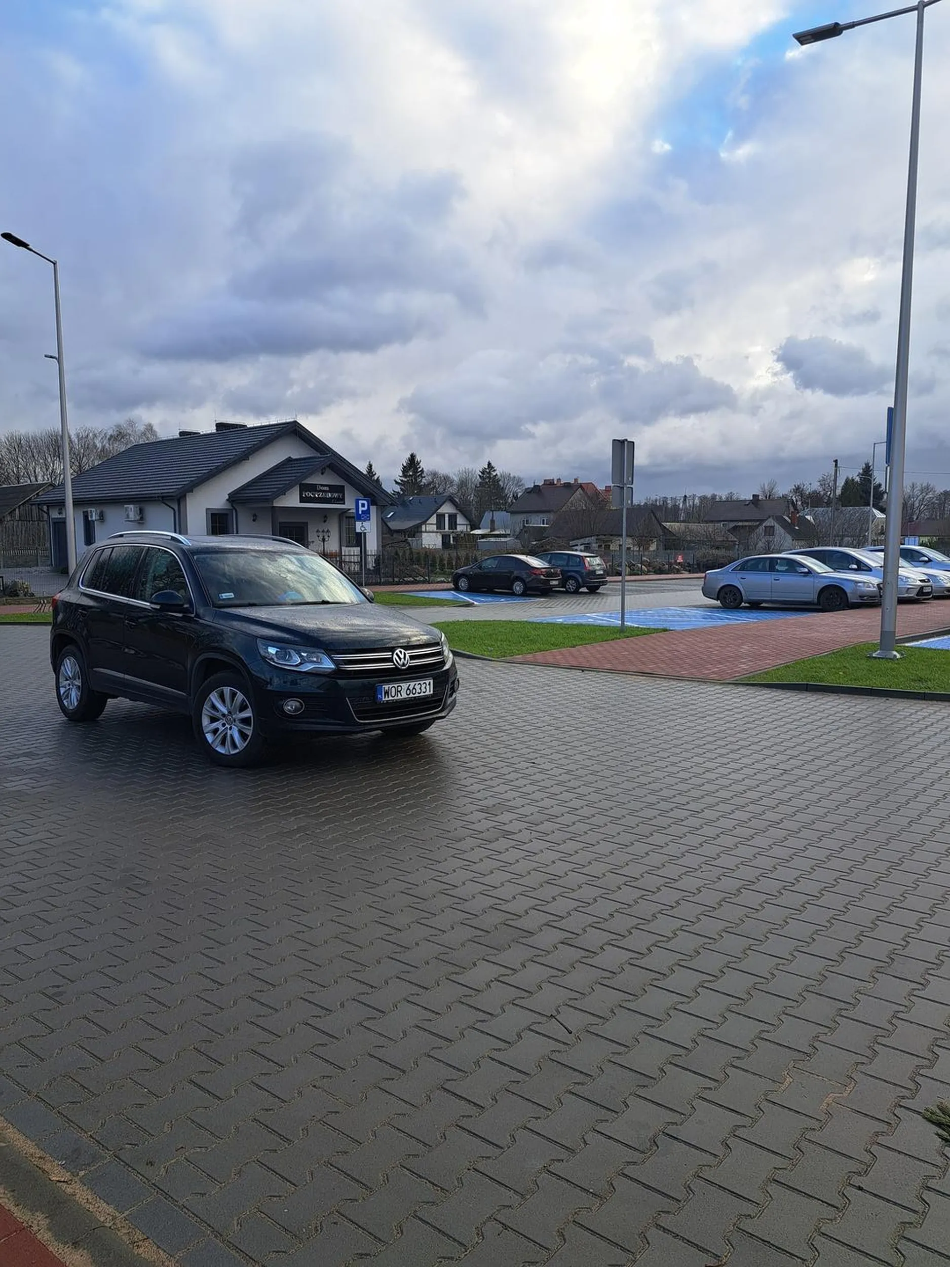 Wiejski styl parkowania nowe miejsca parkingowe pod cmentarzem a i tam mniejsca za mało najlepiej stanąć na środku