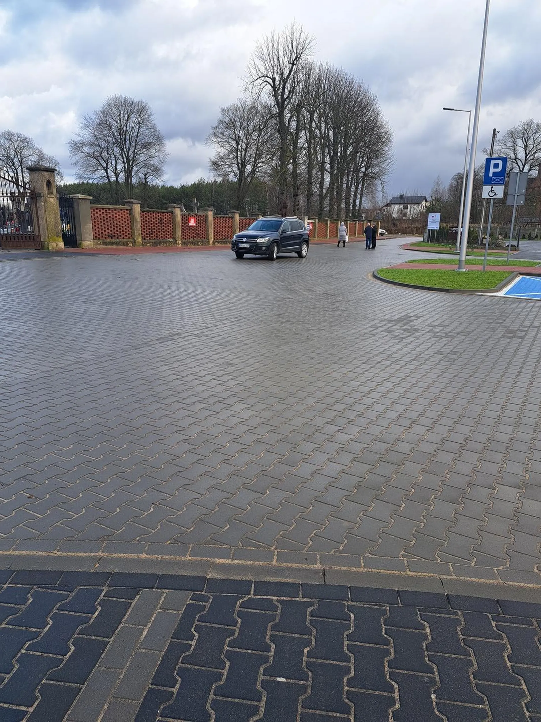 Wiejski styl parkowania nowe miejsca parkingowe pod cmentarzem a i tam mniejsca za mało najlepiej stanąć na środku