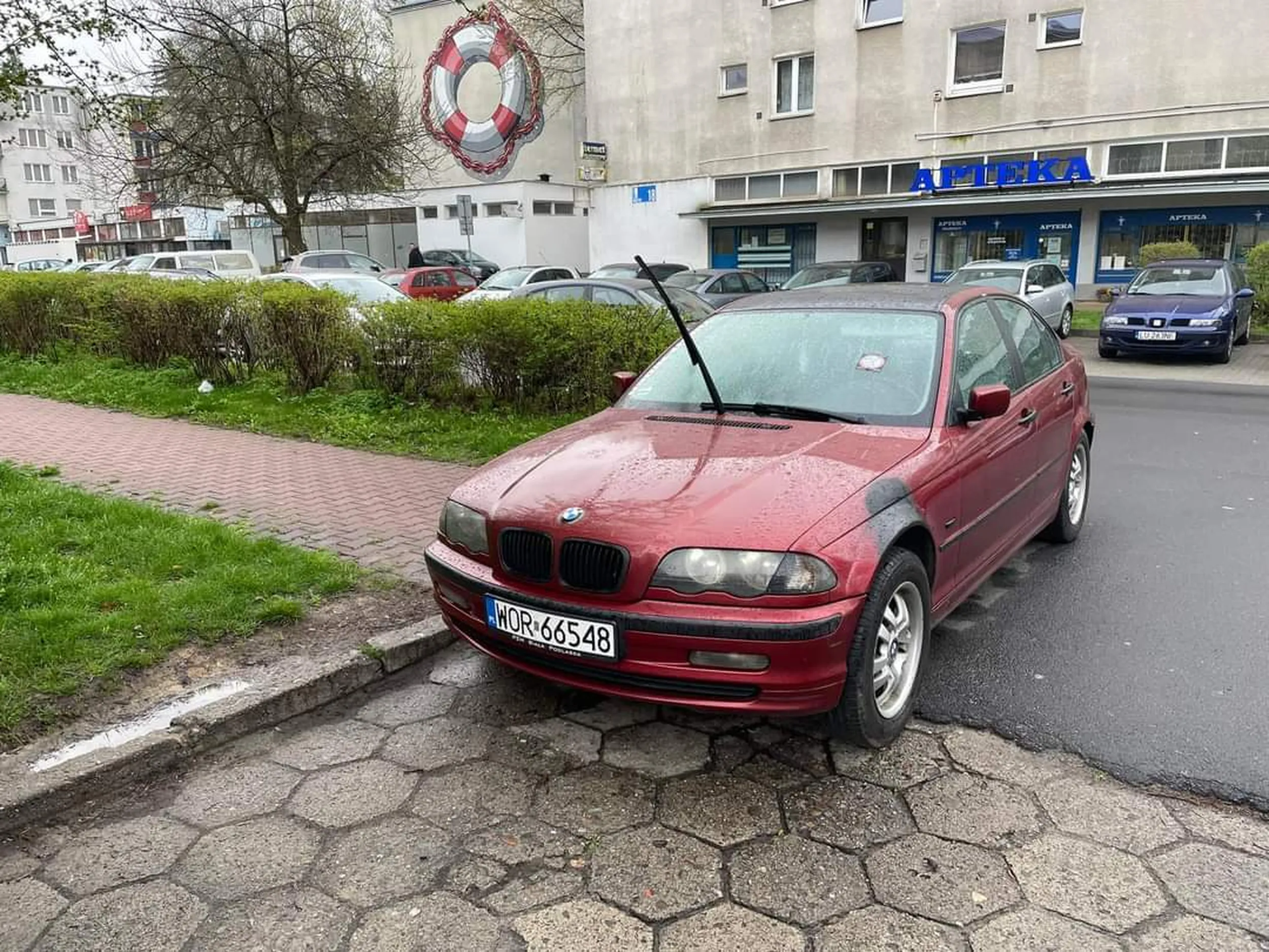 Ktoś ci synku kiedyś ten wiejski bolid gwoździem przerysuje albo wentyle poucina, to oduczysz się blokowania chodnika i wyjazdu z parkingu