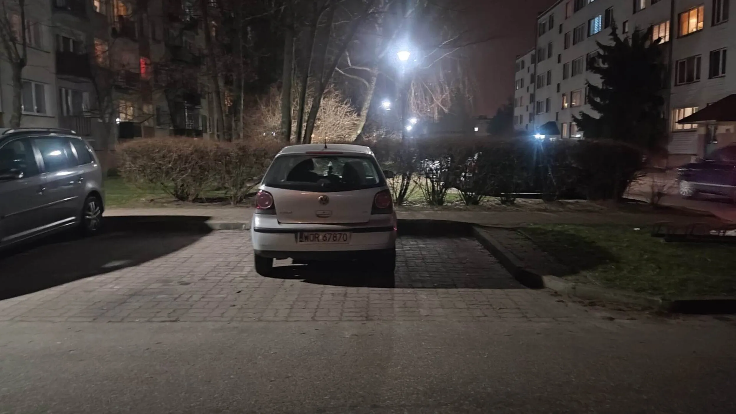 Królewicz szkoda ze 3 miejsc nie zajął. I nie, nikt nie był wciśnięty po prawej, widziałem moment parkowania, stał tak całą noc.