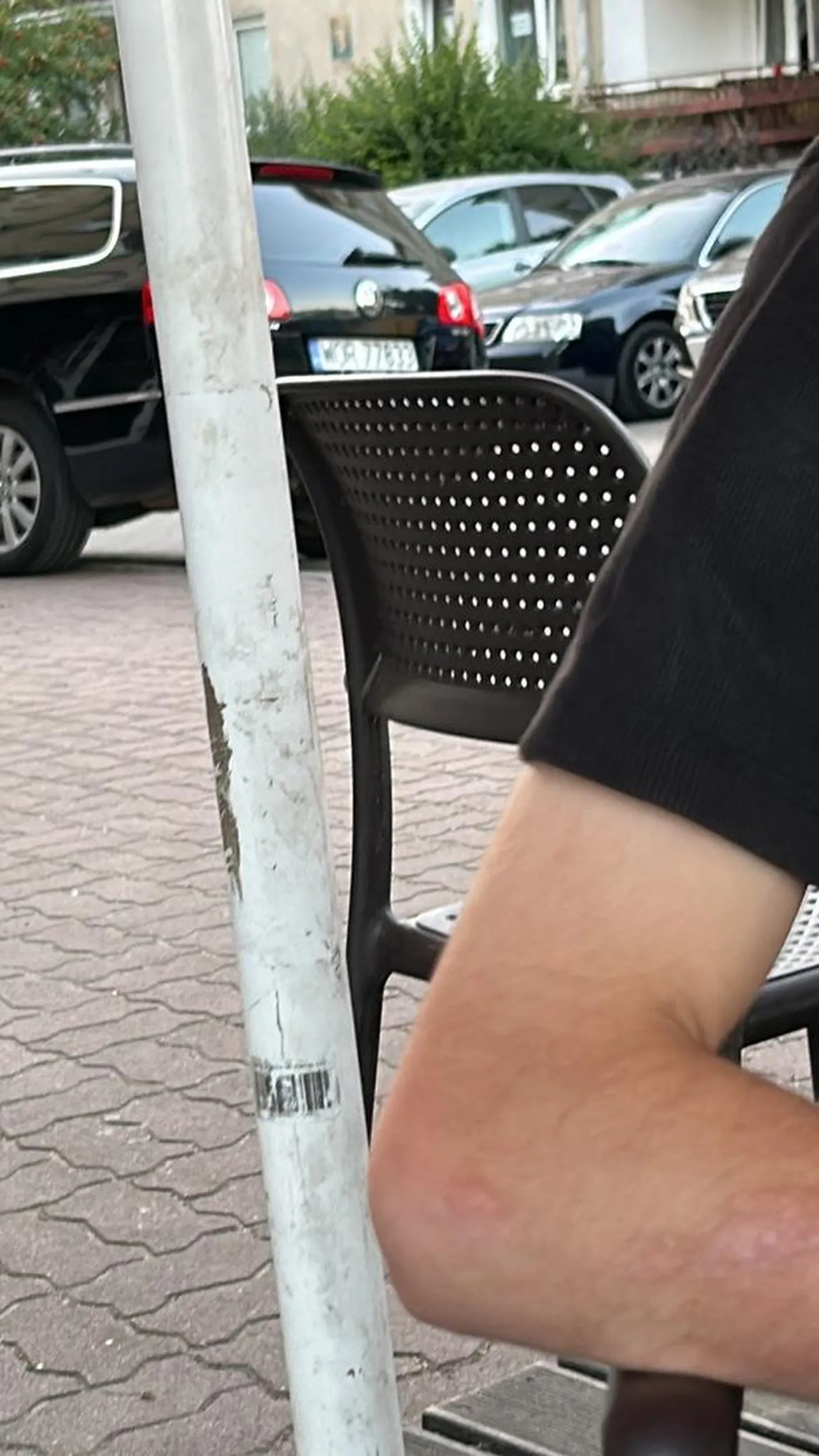 Chłop zaparkował na chodniku przede mna i chłopakiem gdy siedzielismy na zewnatrz jedzac obiad, postal tak 2 minuty po czym cofajac wyjal telefon i perfidnie zaczal robic nam zdjecia;) za 10 minut wrocil i siedzial w samochodzie ciagle spogladajac na nasza dwojke. Lecz sie zboku, jestes obrzydliwy