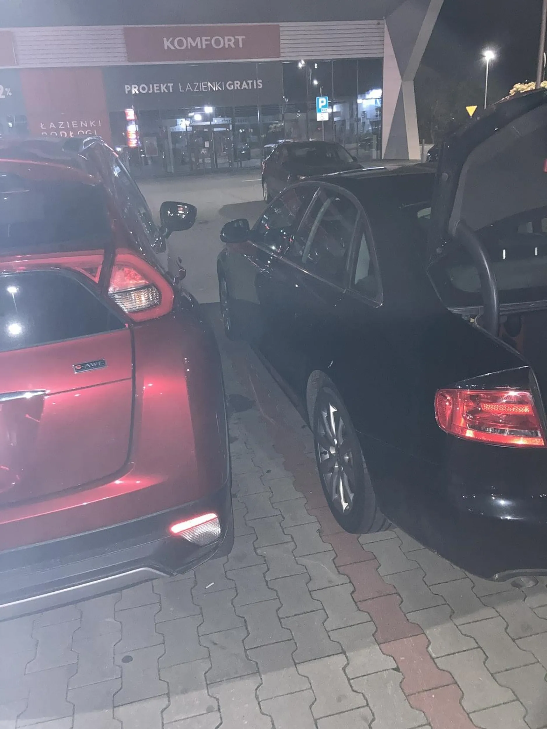 Zaparkował tak, że kolega z Audi nie może wsiąść, brak kultury, głośna muzyka i jeszcze niemiło pyskuje na prośbę przestawienia pojazdu.