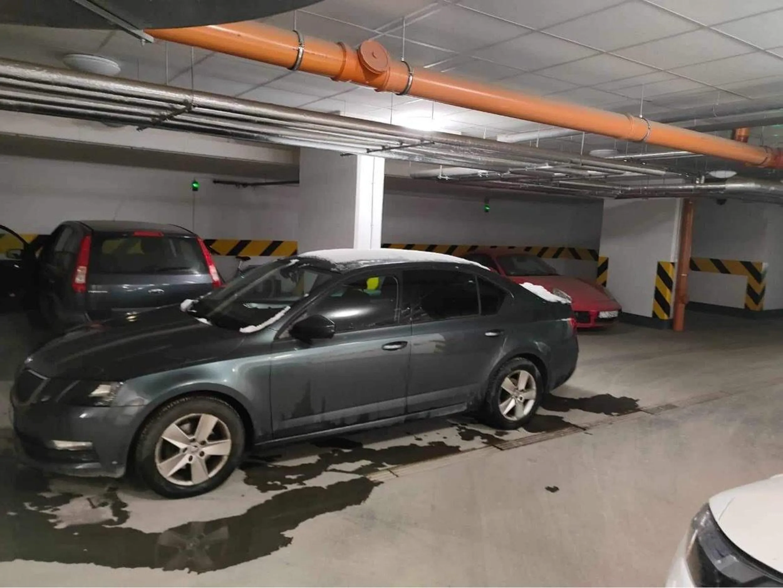 Mistrz parkowania i wkurwiani sąsiadów blokujący miejsca postojowe i przejazd. Ha tfu