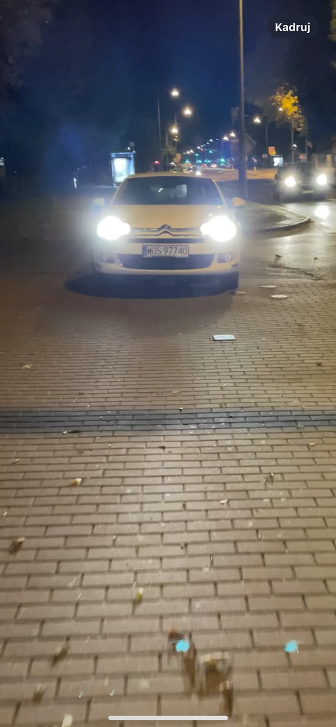 Kobieta wjeżdża i jeździ po chodnikach.