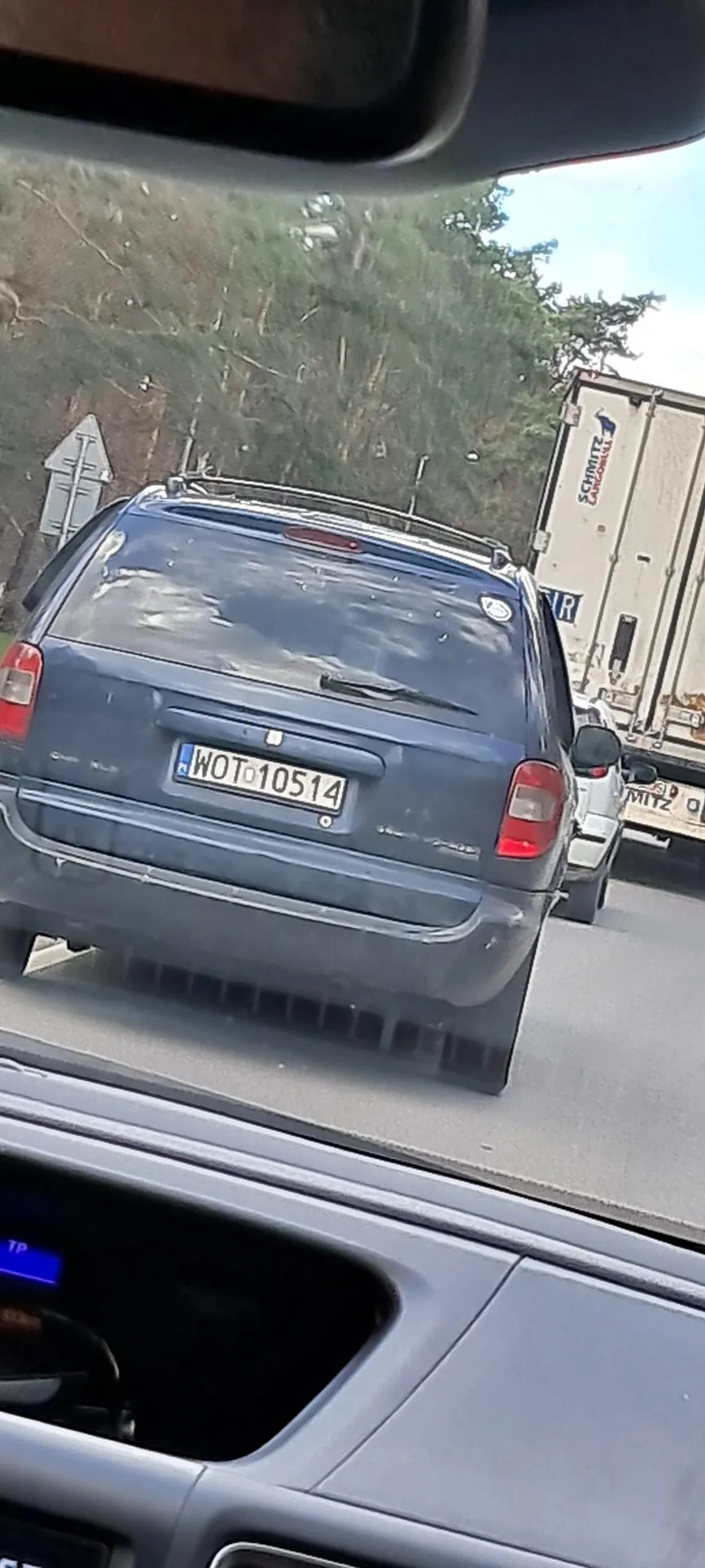 Wyprzedzanie na podwójnej ciągłej, prawie spowodował kolizję z samochodem poprzedzającym mnie jak i tirem nie pozdrawiam ale tablice otwockie swoje robią