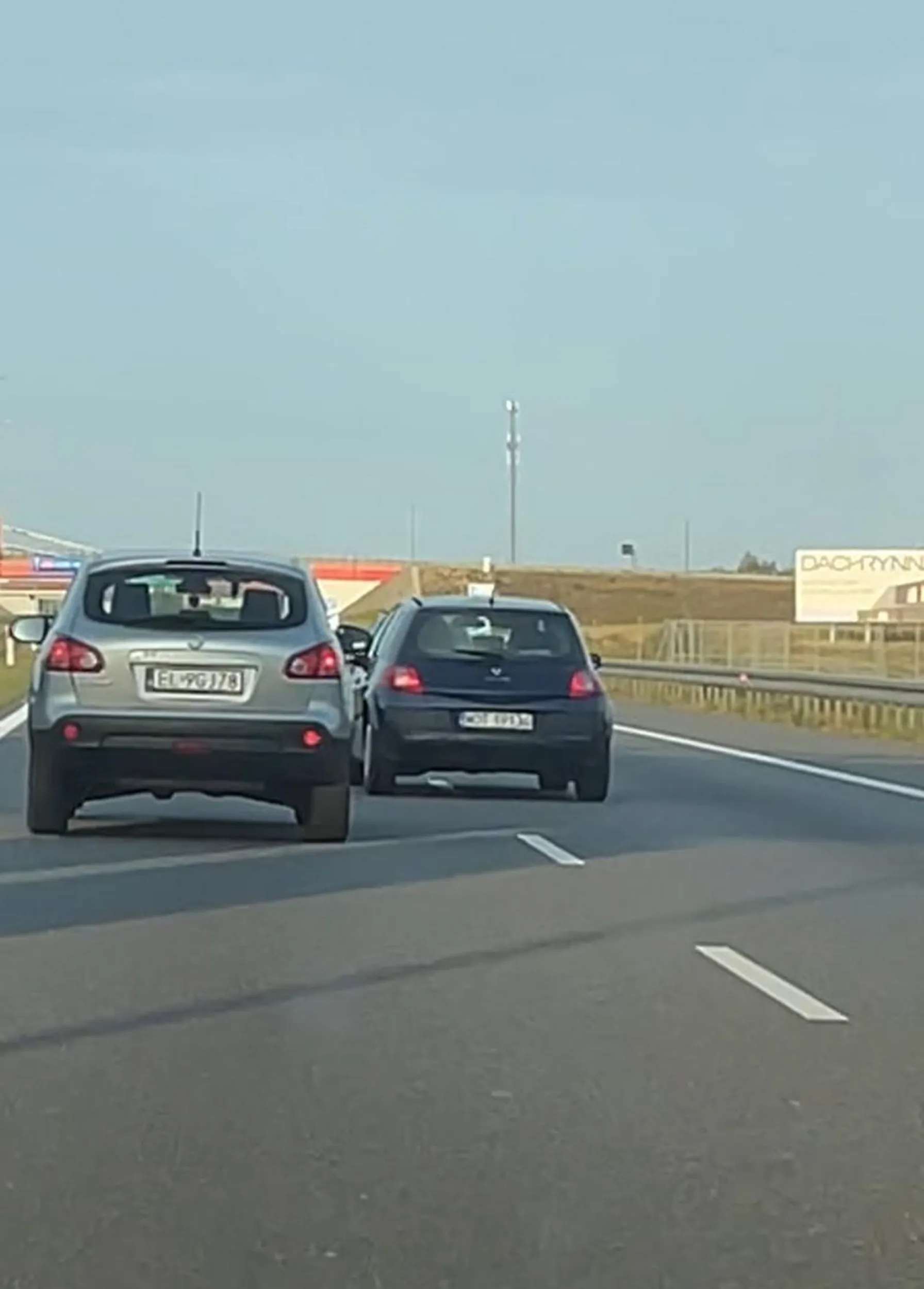 Granatowe Renault Megane II i brodata parówa w środku. Wyprzedza szalonym slalomem na A2 inne prawidłowo jadące auta. Nie śpieszy mu się, gdyż po pewnym czasie zjeżdża na prawy pas - przepuszcza samochody, by po chwili ponownie "zaatakować" .