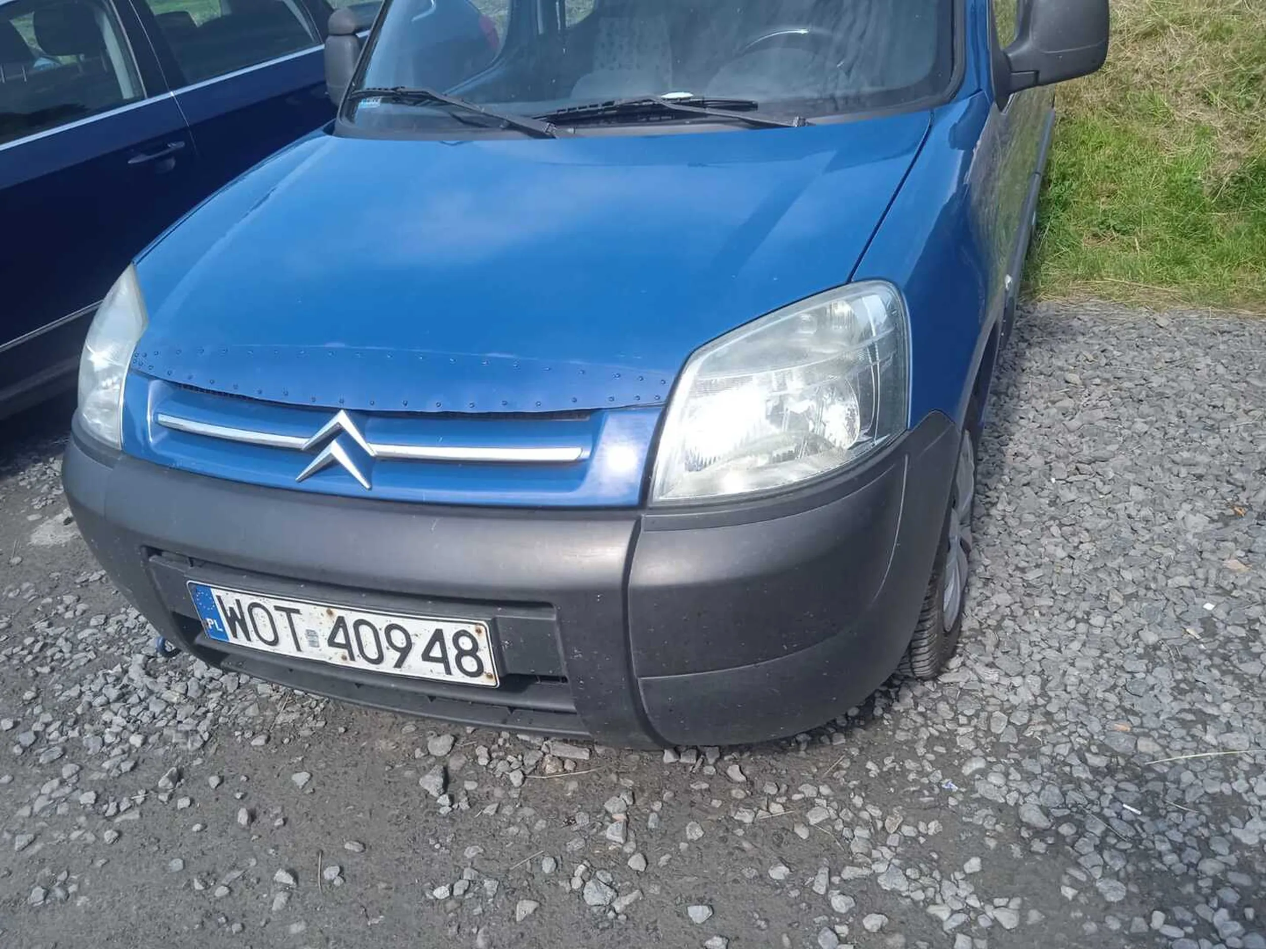 Agresywny starszy typ. Na parkingu, zarysował mi drzwi swoimi z premedytacja żeby pokazać parkingowemu że mu kazał stanąć za blisko.