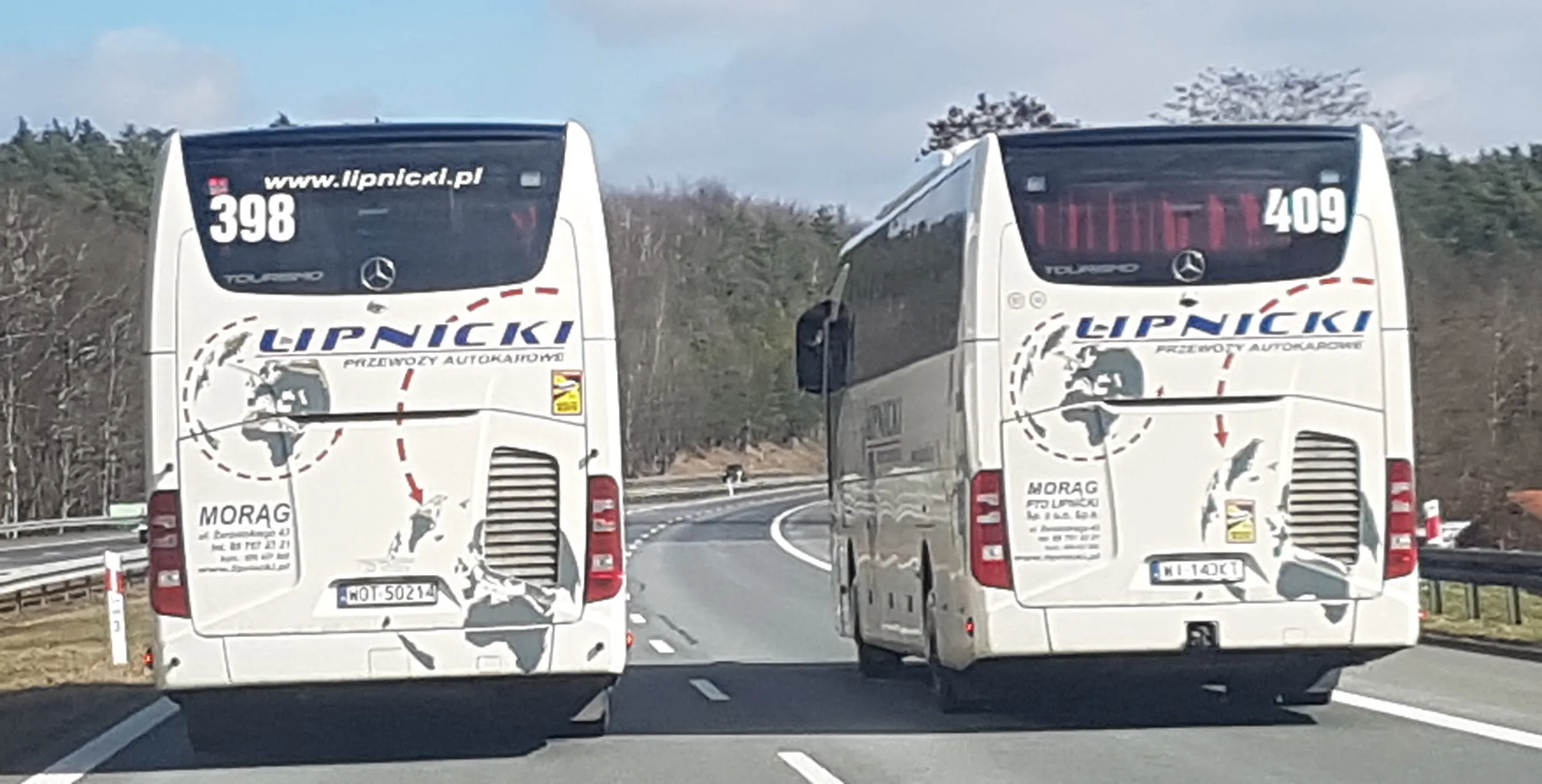 Kierowca autobusu z firmy Lipnicki jechał na lewym pasie przez 10 minut, co utworzyło bardzo długi ogon aut za nim. Przed autobusami Lipnicki była pusta droga. Nie było innych aut, ciężarówek, które uniemożliwiałyby zjechanie z lewego pasa. Po rzeczonych 10 minutach kierowca autobusu po prawej stronie przyspieszył i tez z lewego pasa przestał cwaniakować i zjechał na prawy pas. data zdarzenia: 2023-03-12 godzina: 13:00 //tablica-rejestracyjna.pl/images/photos/20230313154202.bmp