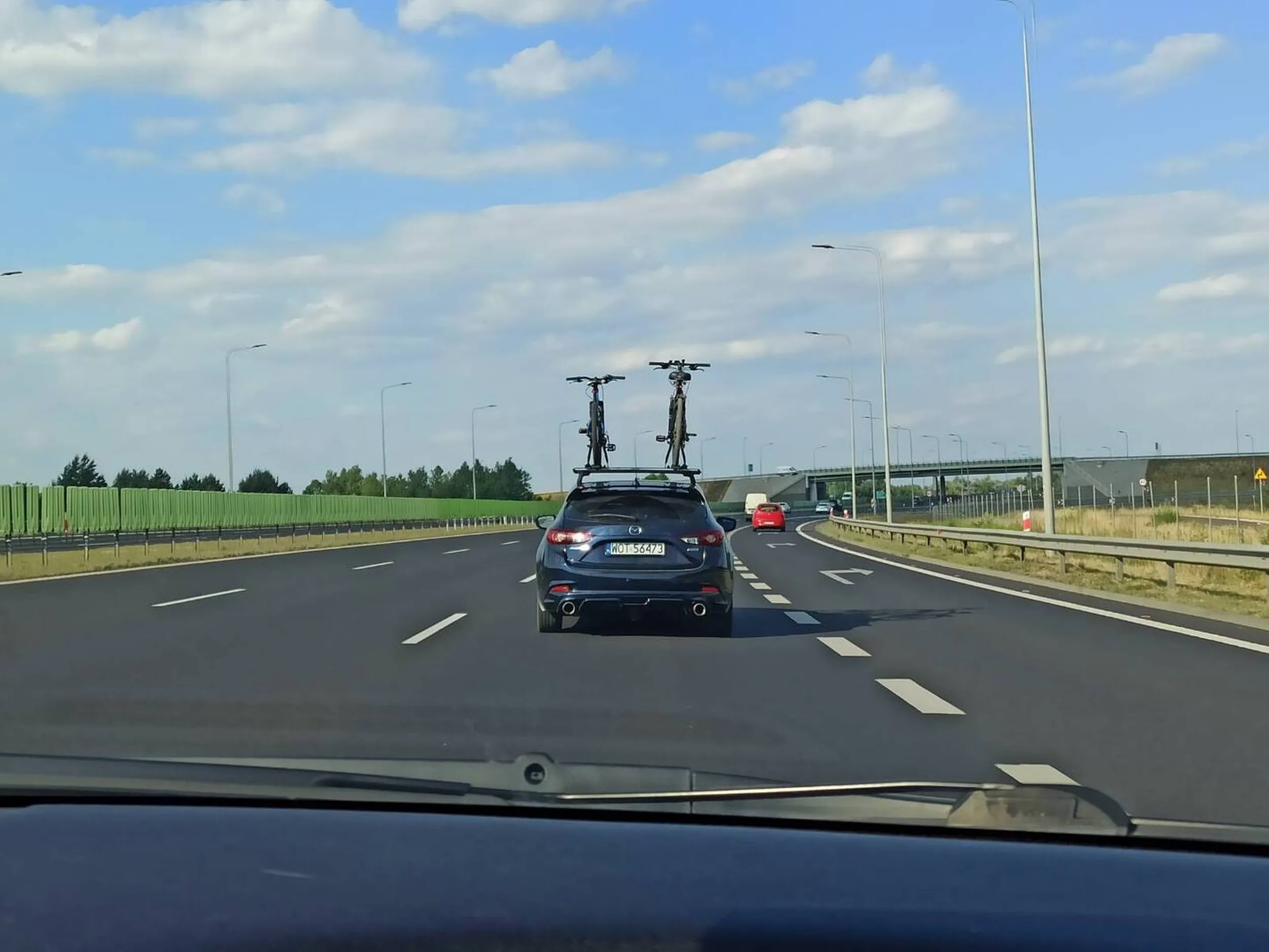 Uprzejmy i kulturalny kierowca Mazdy.