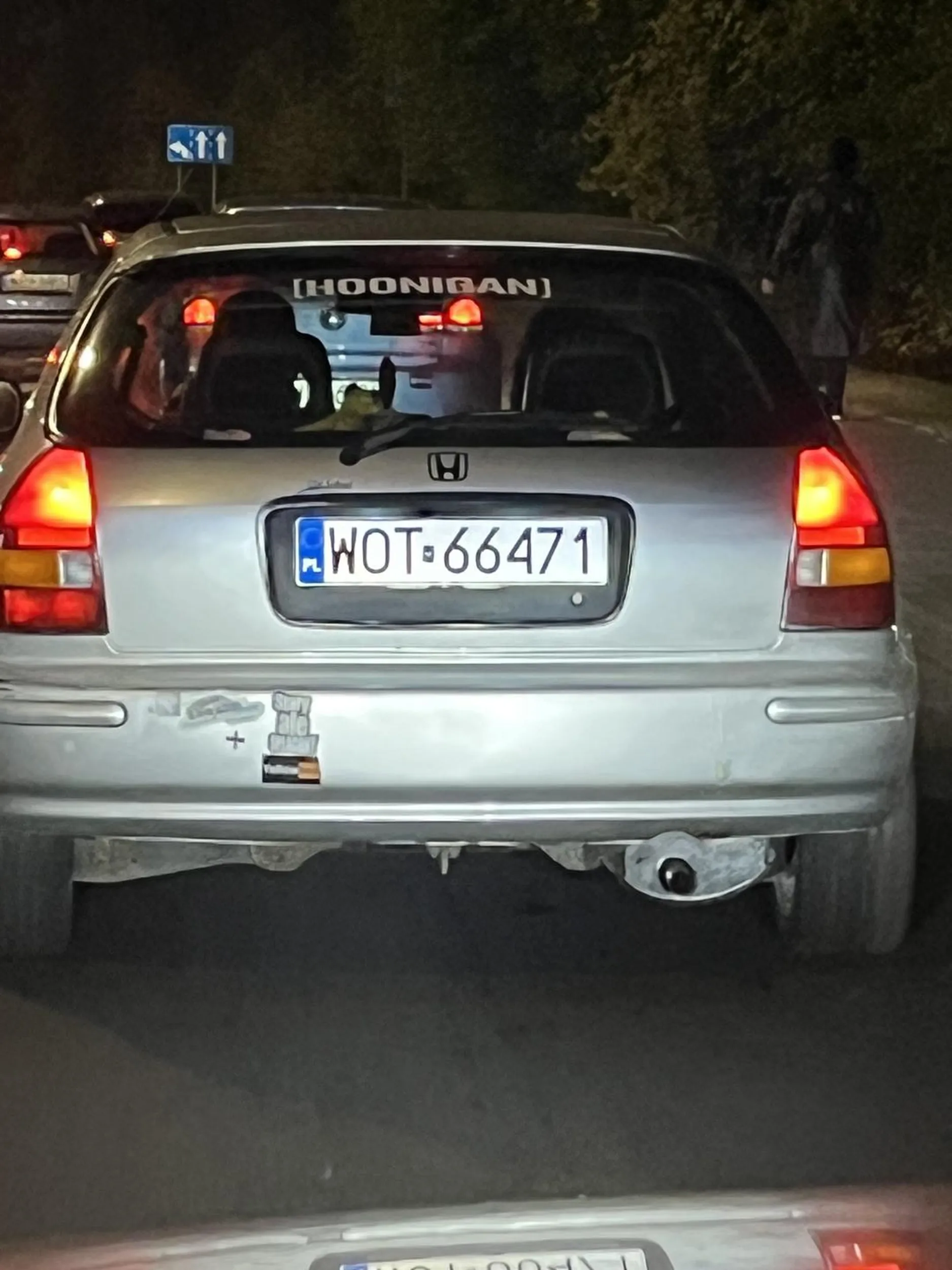 Kiedy samochody stoją w korku przed czerwonym światłem on wjeżdża sobie przed światła i czeka. Tak samo przed ruszające samochody skręcające w lewo. No, ale naklejka Yellowbox zobowiązuje ;)