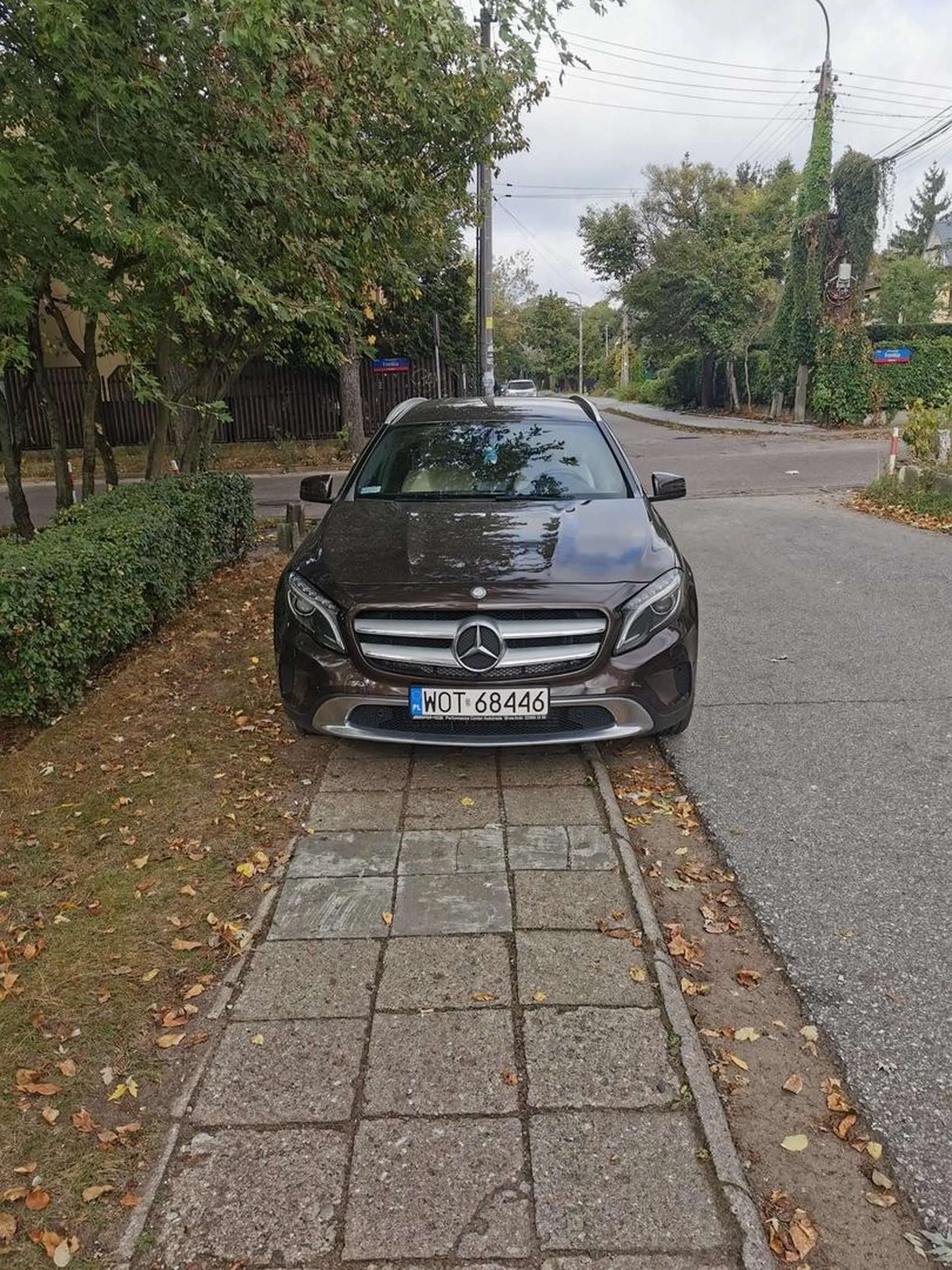 Parkuje centralnie na chodniku. Typie /typiaro- niedaleko jest duży parking. Jak tam ma przejść osoba z niepełnosprawnością?
