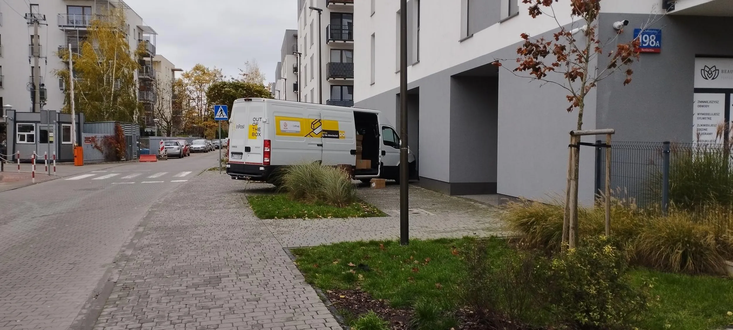 Bardzo bezpiecznie. Chodnik, przejście dla pieszych, B-36.