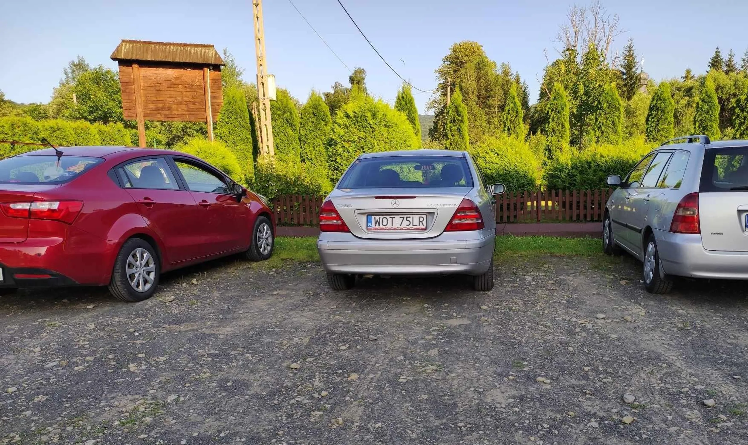 Po co zajmować jedno miejsce, jak można dwa? Tak. Parkował chłop.