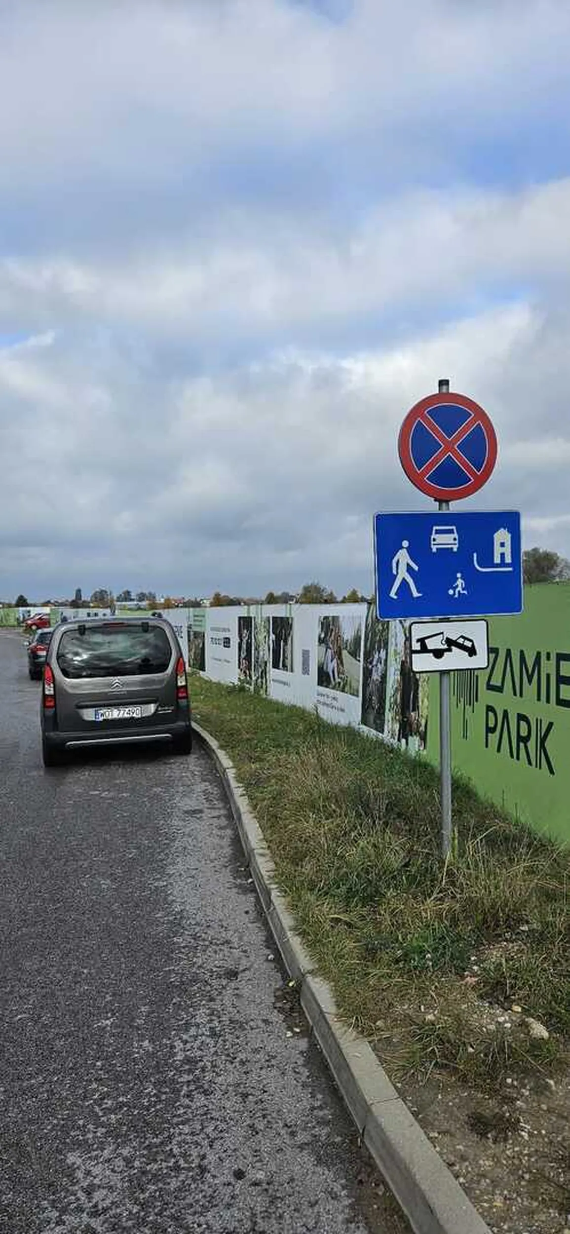 Mają w dupie i mają jeszcze pretensję. Były wolne parkingi tylko o 50 m, a i tak muszą tutaj parkować.