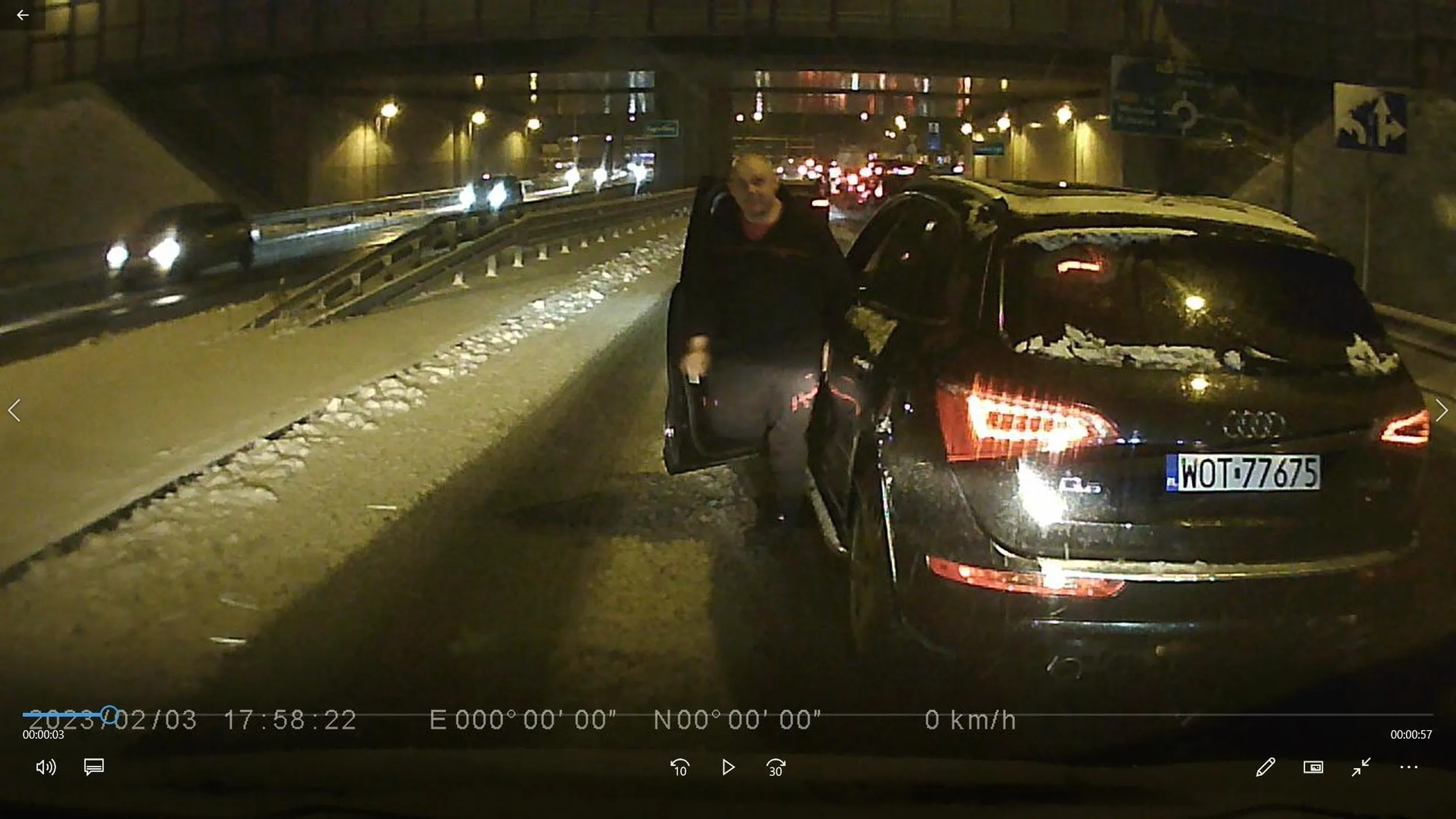 Najpierw zajeżdża drogę, próżniej grodzi ze pobije, typowy dresik.