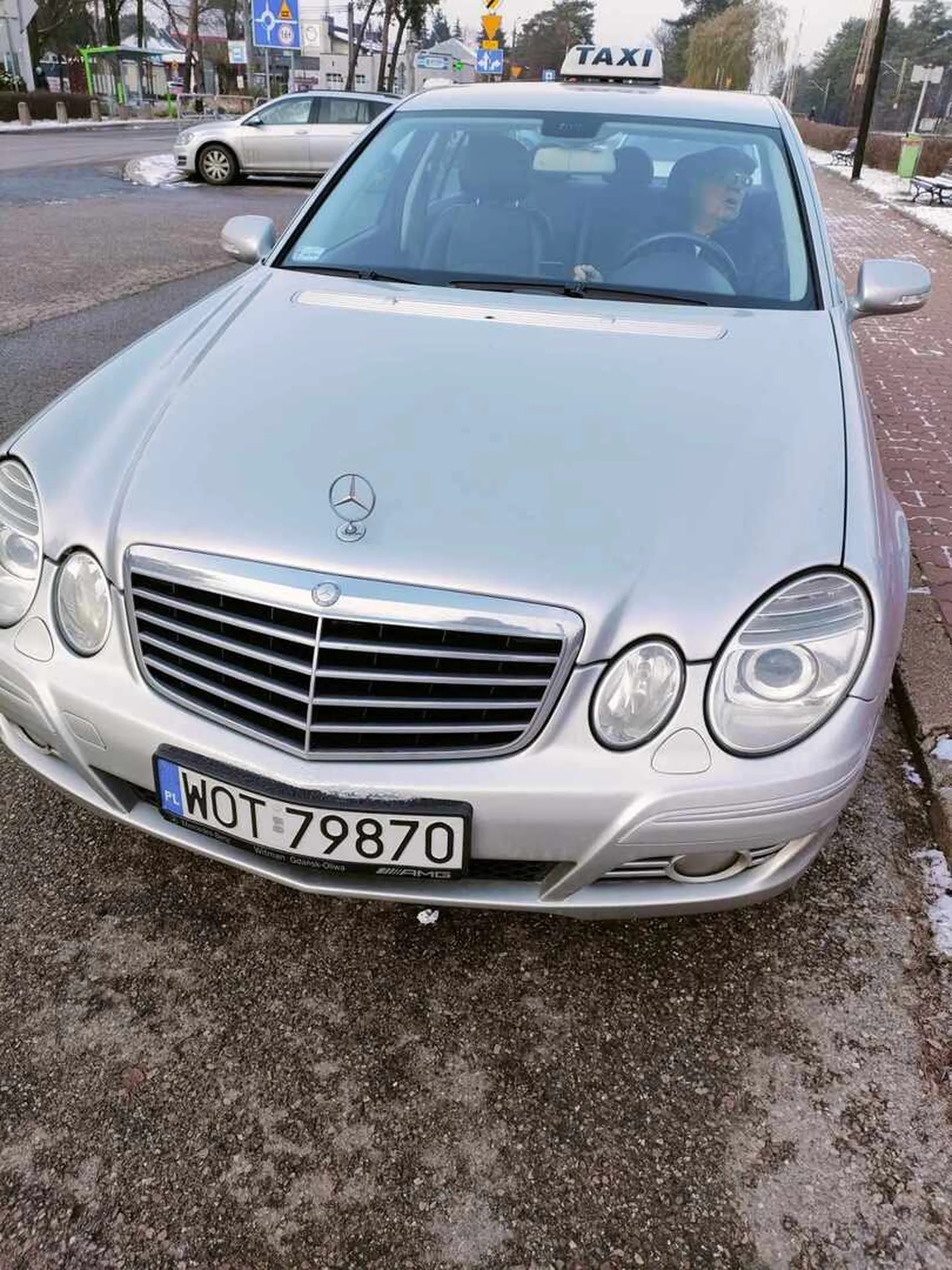 Bardzo agresywny człowiek, jeździ taxi. Widziałam jak na postoju zaatakował kobietę. Przestrzegam przed tym człowiekiem. Nie wsiadajcie do niego bo i wam zrobi krzywdę