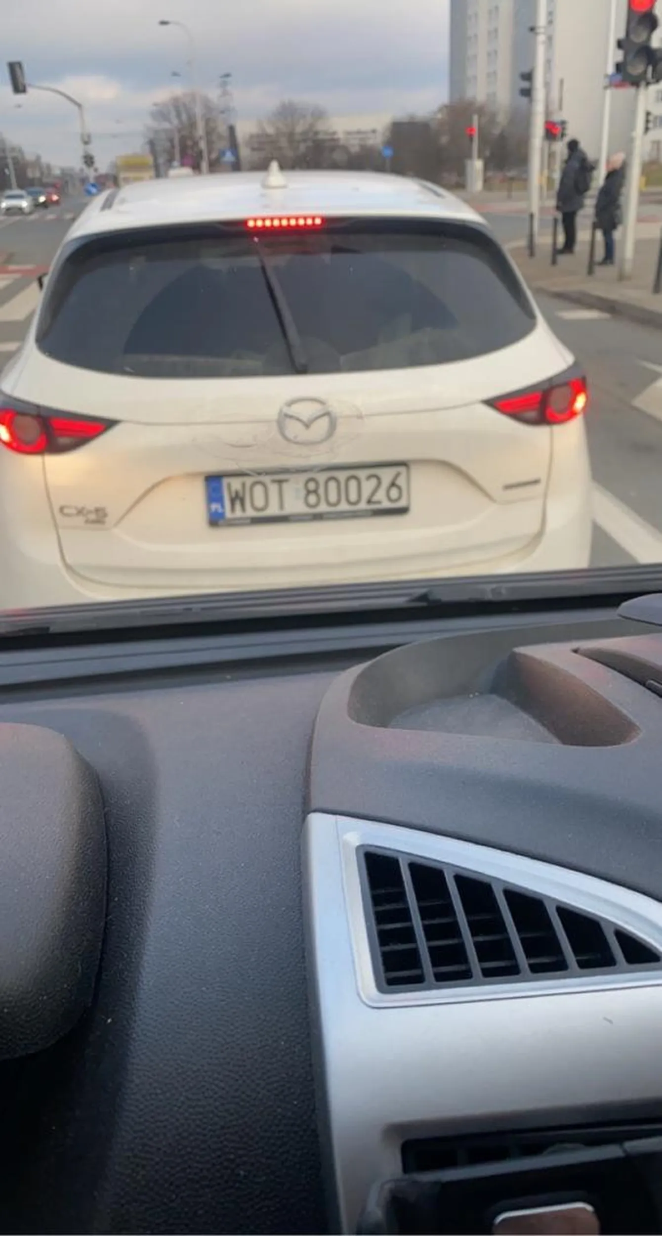 Jebniete babsko wyjeżdża pod same koła rozpędzonym pojazdom