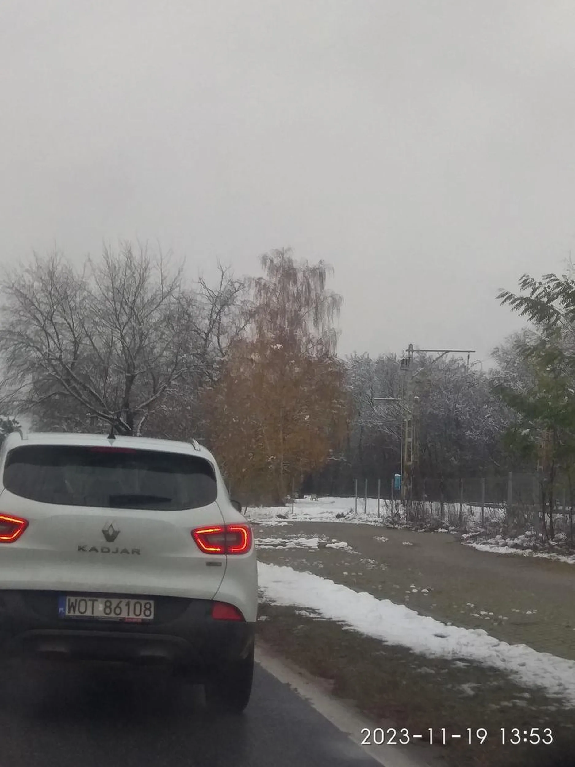 Szanowny Pan w okularach ma bardzo ciężką nogę w mieście i poza. Może czas zmienić okulary.