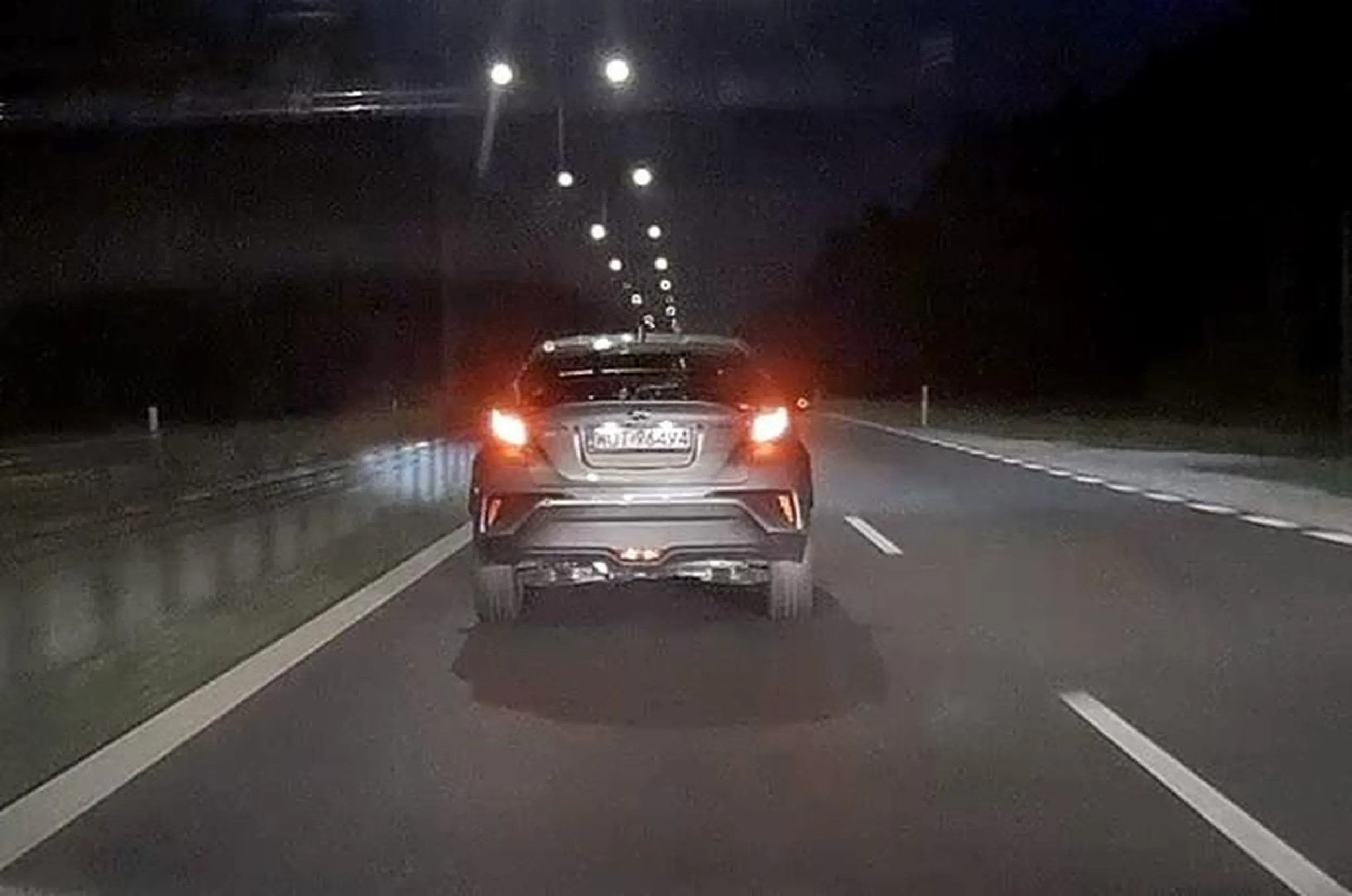 Baran blokuje lewy pas (po prawym nie jezdzi), jak go zacząłem wyprzedzać z prawej strony to zaczął ostro przyspieszać żeby mnie nie wpuścić... lepiej sobie ciołku kup mocniejszą furę jak chcesz takie chamstwa na drodze robic bo Cię objechałem bez zająknięcia 23letnim autem. Tacy jak ty nie powinni mieć prawa jazdy