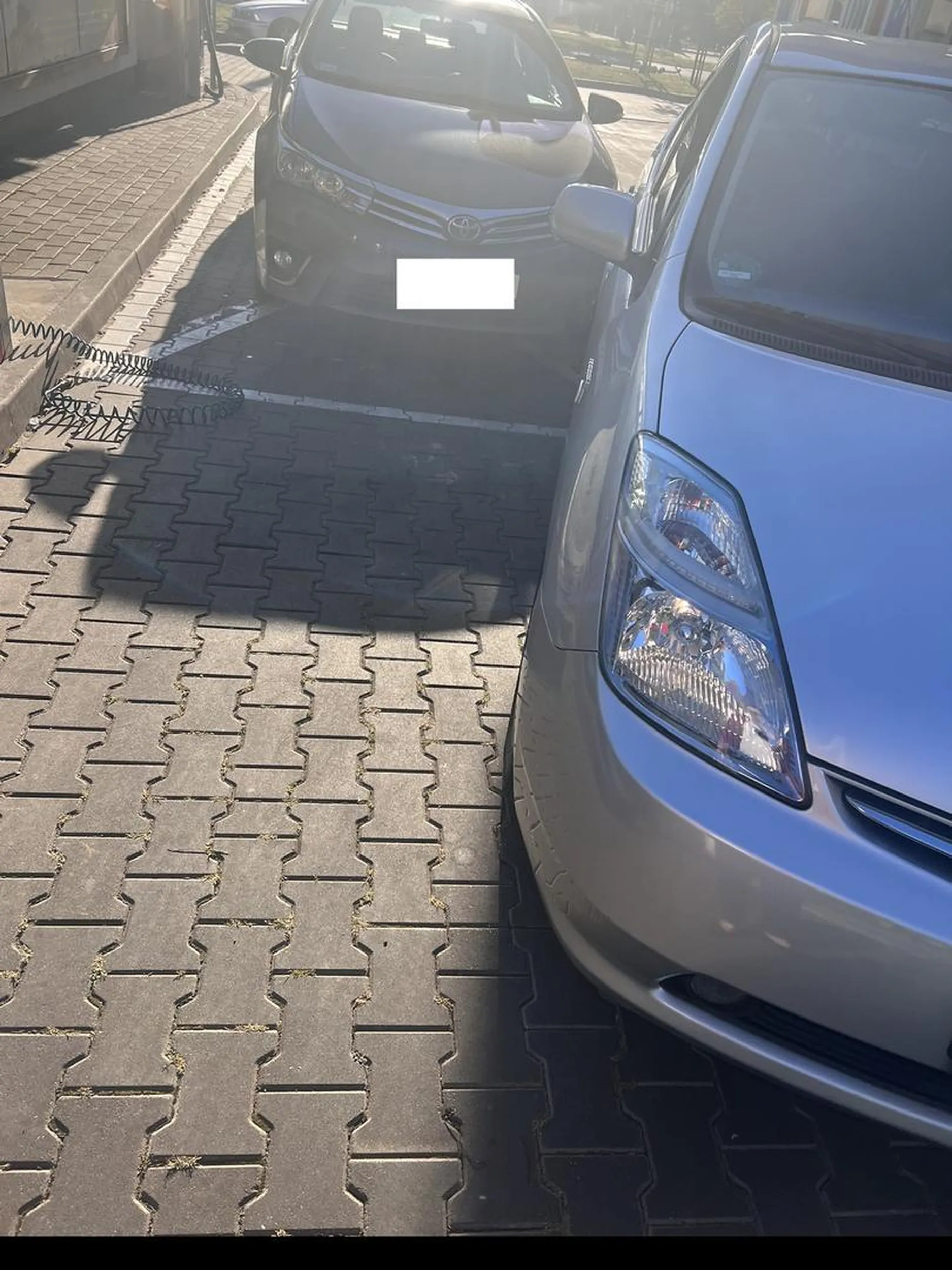 Kierująca z UA brak umiejętności parkowania i cofania dodatkowo brak polisy na swoje dane. Przy zdarzeniu z udziałem tej Pani polecam odrazu wezwać policję.