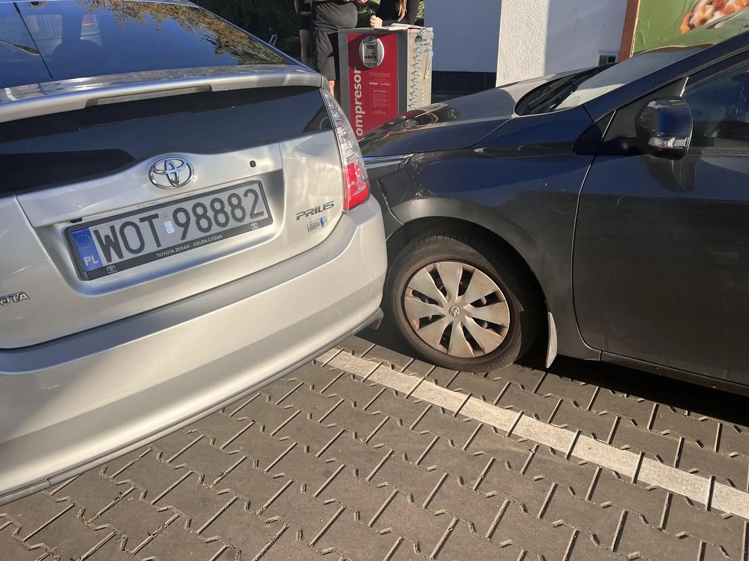 Kierująca z UA brak umiejętności parkowania i cofania dodatkowo brak polisy na swoje dane. Przy zdarzeniu z udziałem tej Pani polecam odrazu wezwać policję.