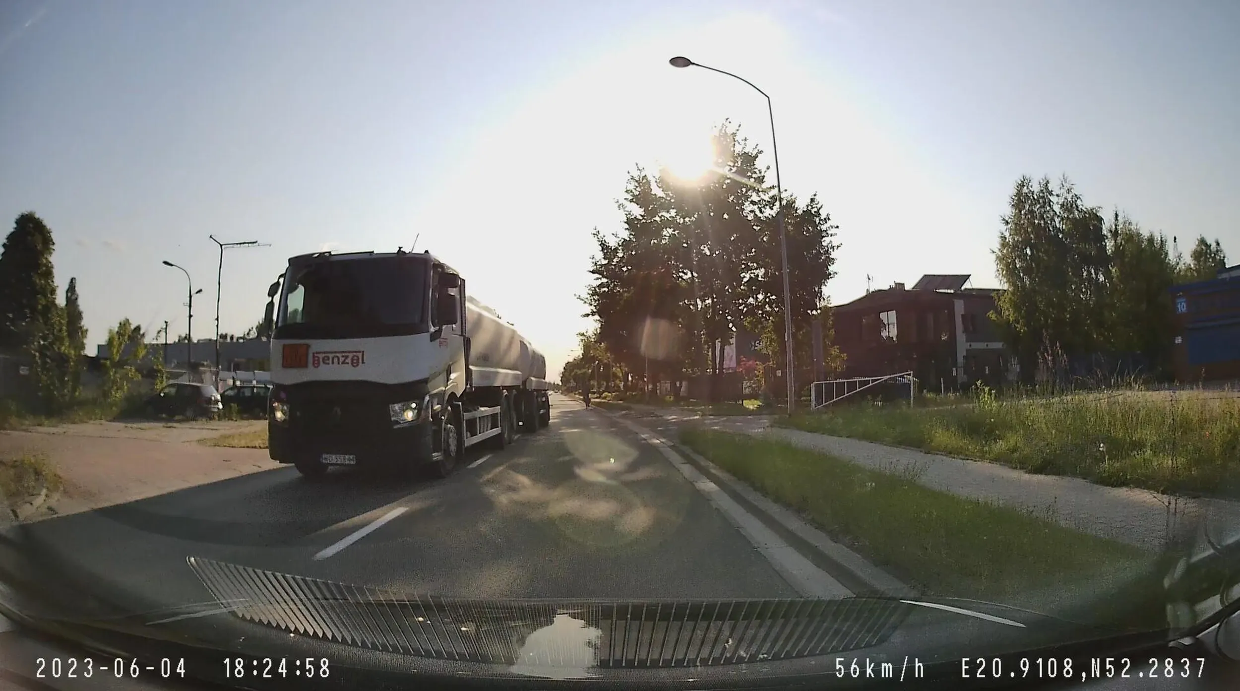 Pajac na cysternie z firmy BENZOL SPOLKA ZOO Wasi kierowcy to potencjalni mordercy! Taranuja pojazdy na drogach, Cham za kierownica WO 55884 doprowadził mnie do zatrzymanie na ulicy!! innych zmusil do wyhamowania predkosci i rowerzystów pospychał , Sprawe zgaszam na policje.