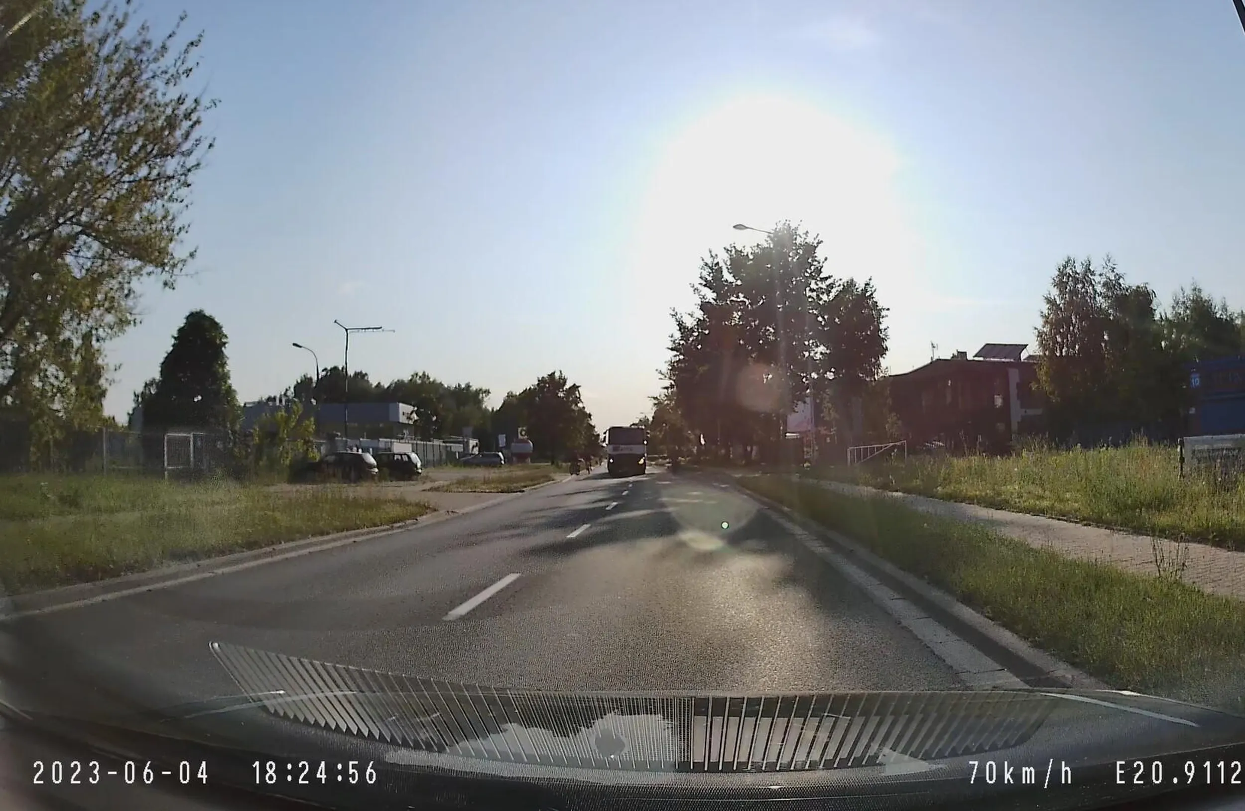 Pajac na cysternie z firmy BENZOL SPOLKA ZOO Wasi kierowcy to potencjalni mordercy! Taranuja pojazdy na drogach, Cham za kierownica WO 55884 doprowadził mnie do zatrzymanie na ulicy!! innych zmusil do wyhamowania predkosci i rowerzystów pospychał , Sprawe zgaszam na policje.