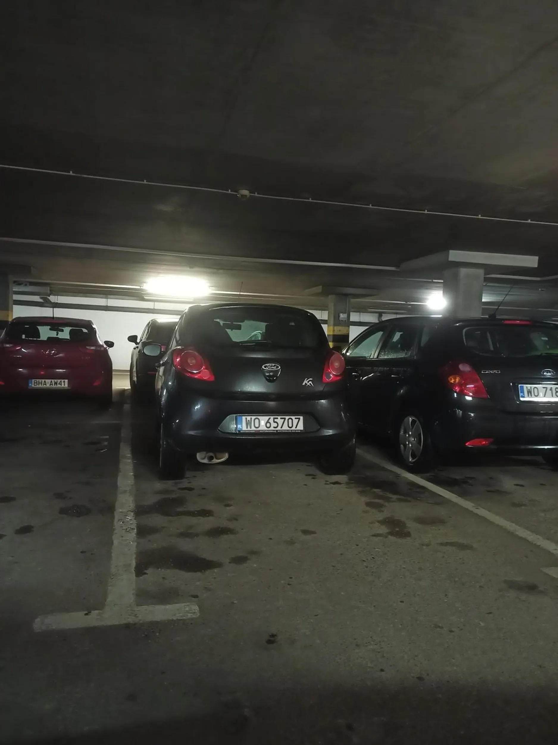 Wredna baba, wysiadając nie umie nie przywalić w samochód obok, po zwróceniu uwagi jest chamska, nie polecam.