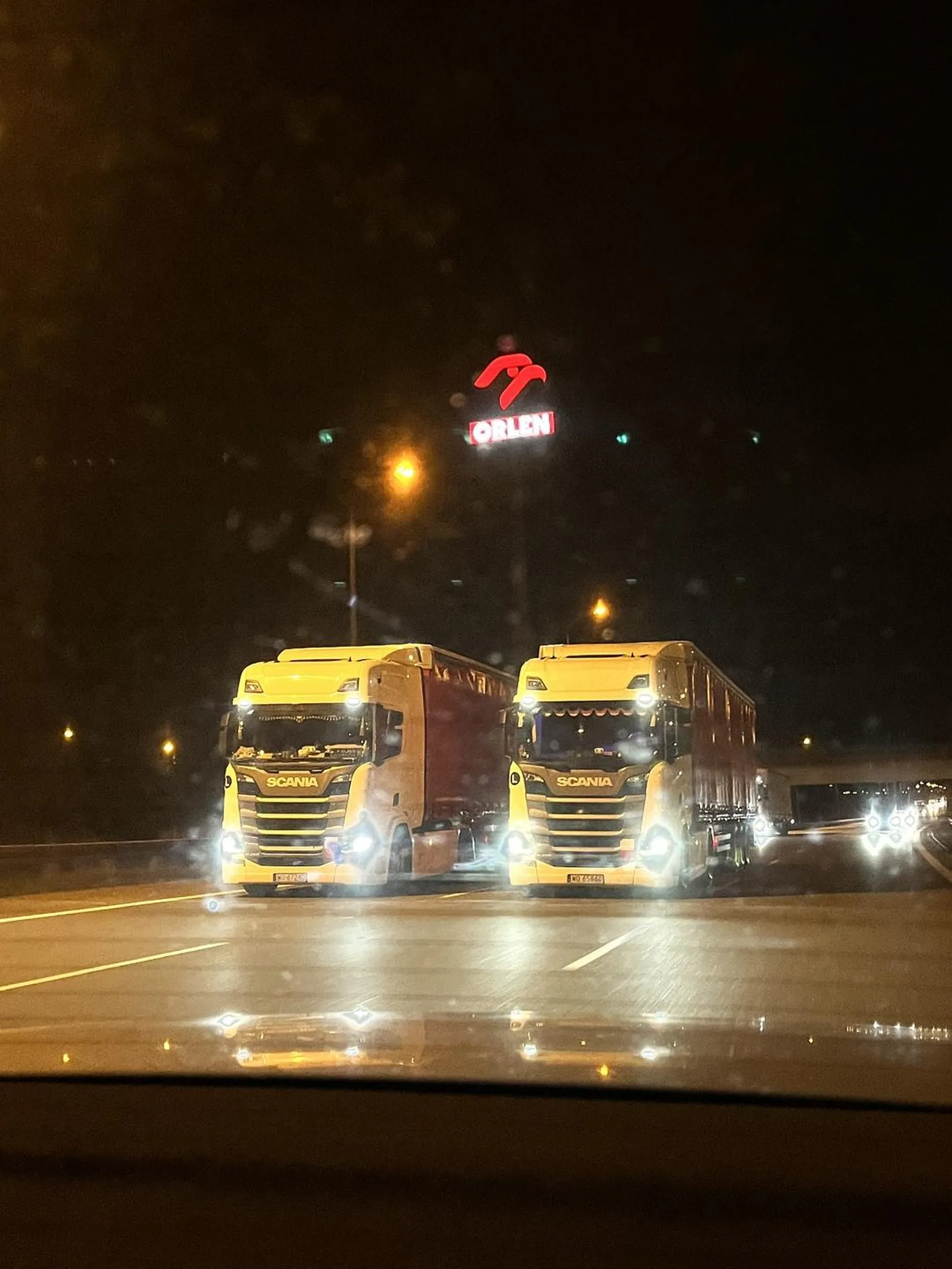 Kierowca ze swoim "gangiem" chciał mnie zepchnąć z autostrady na pas zieleni bez żadnego powodu