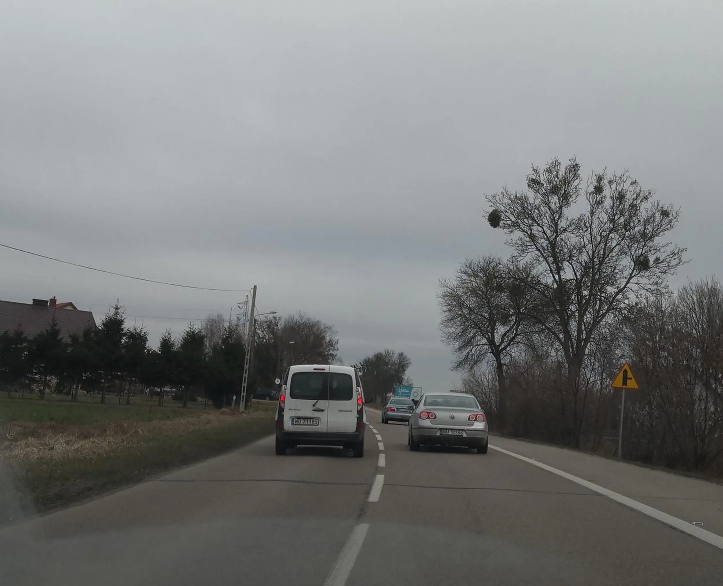 Imbecyl morderca. Teren zabudowany, wyjazd z podporządkowanej a wszystko na łuku drogi bez sygnalizacji manewru.