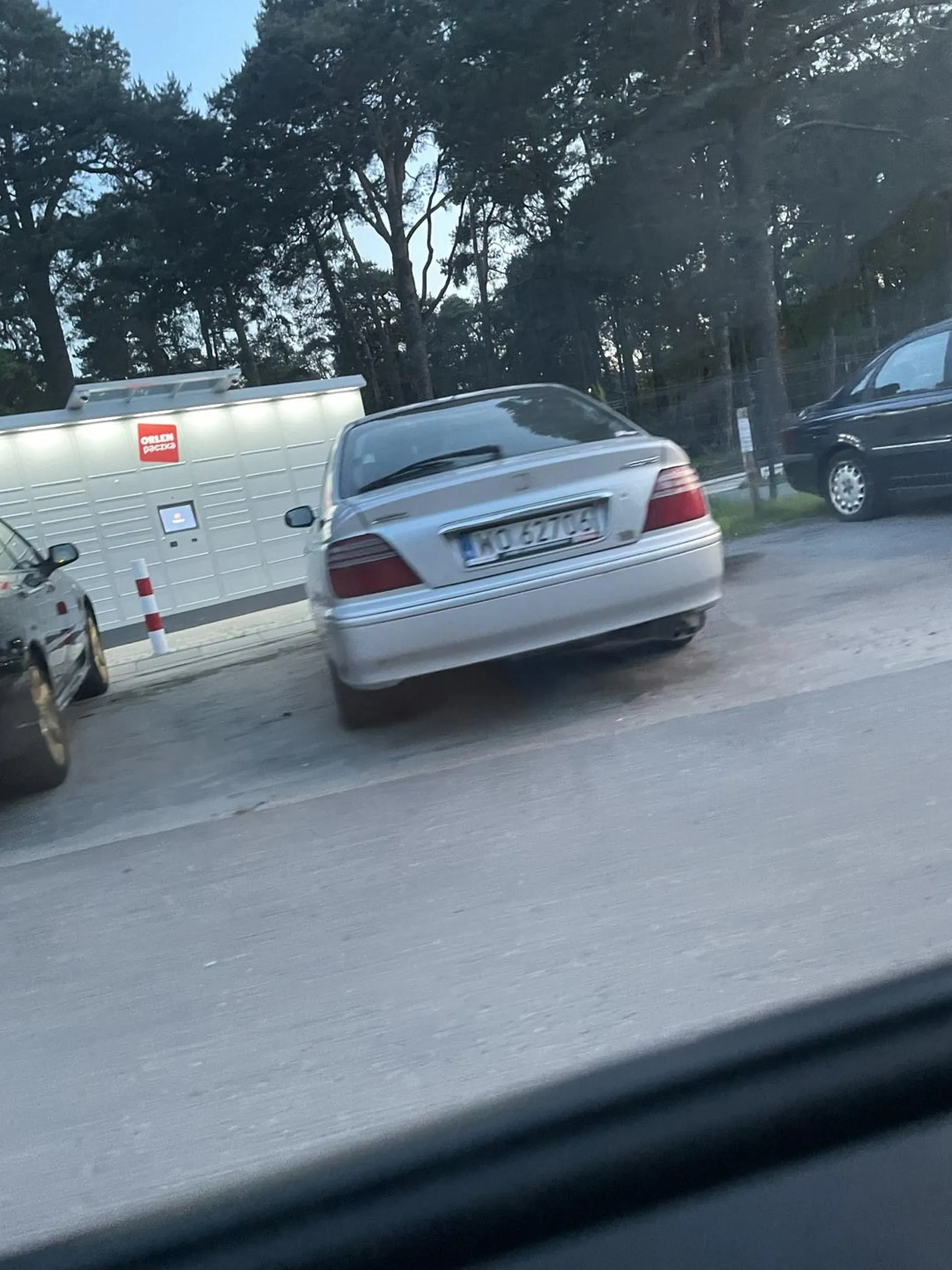 Zawsze parkuje jak mameja. Na dodatek nie umie jeździć i zawsze blokuje ruch przez to że jeździ jak stary dziad a za kierownicą młody chłopaczyna!!!