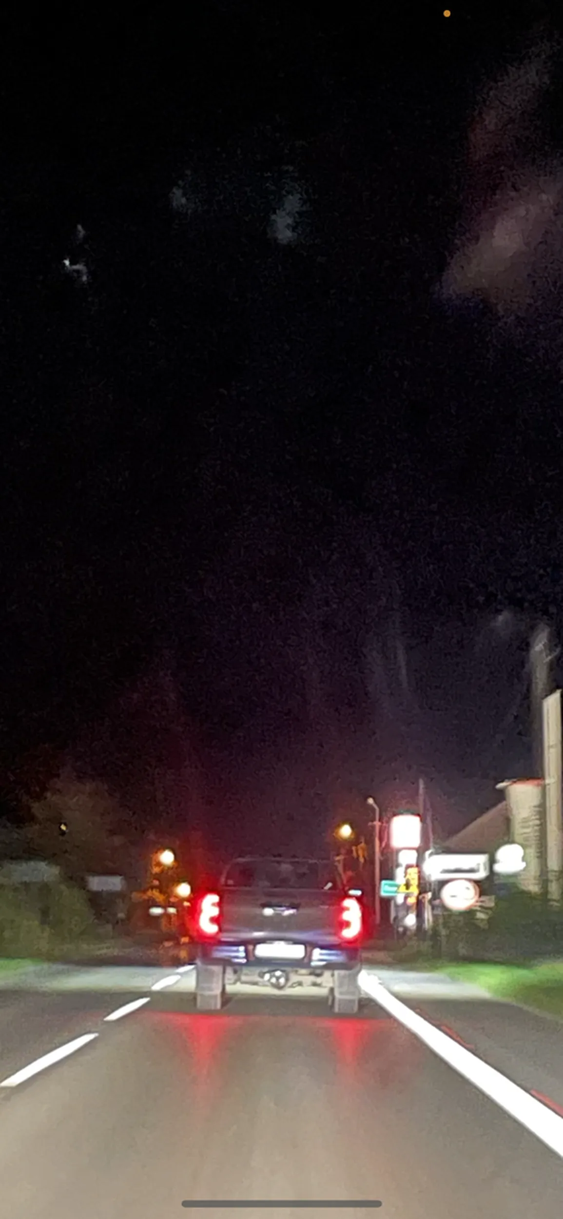 Uwaga bo to pały Hiluxem