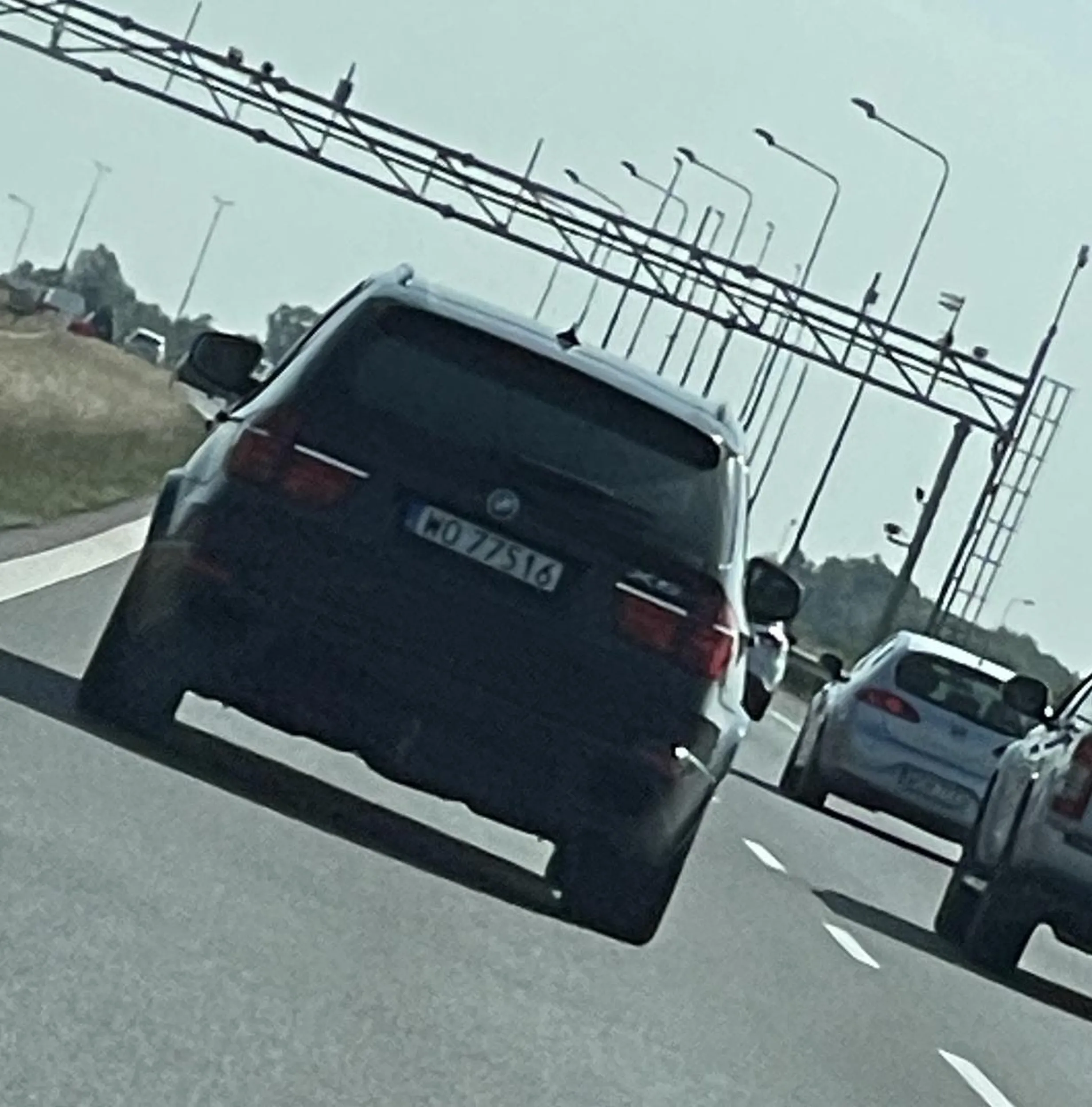 Gość w X5 siedzi metr od zderzaka. Robił tak w przypadku kilku kierowców na lewym pasie autostrady A2 między Brwinów a Pruszkowem. Zachowuje się agresywnie.