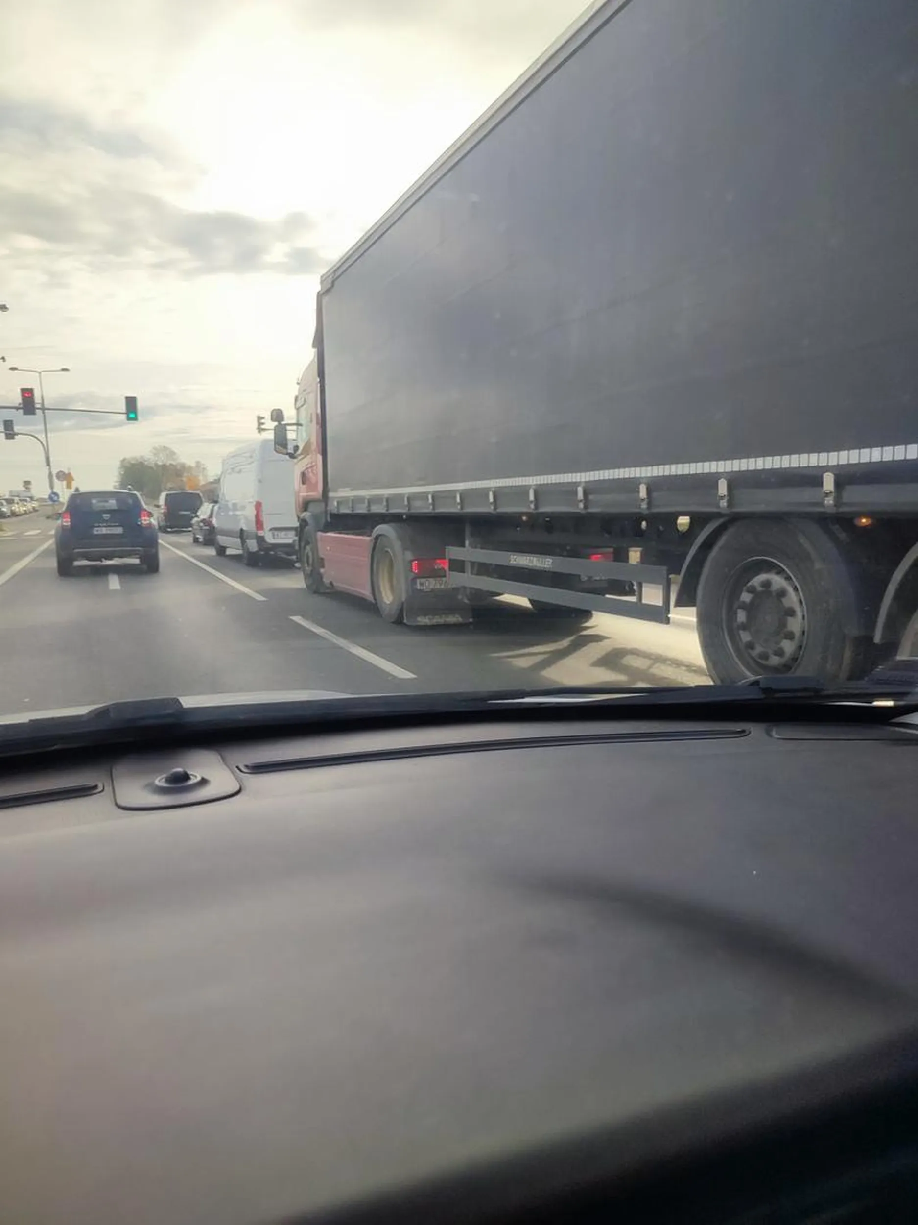 Sytuacja ta miała miejsce dnia 10 listopada (wczoraj), około godziny 12:45 na remontowanej S7-mce, na wysokości Niepiekła/Sobole w kierunku Warszawy. Nie pozdrawiam kierowcu zestawu, który to w sposób totalnie nierozważny, bezmyślny, ocierający się o idiotyzm, dopuścił się manewru wyprzedzania, pomimo znaku informującego o kończącym się pasie ruchu. Na marginesie dodam, że kiedy to kierowca (najepiewniej pan Rafał) rozpoczął manewr wyprzedzania mojego pojazdu, poruszałem się nieznacznie (3-5km/h) powyżej maksymalnej dozwolonej prędkości, wynikającej z remontów na drodze. Kierowca ciężarówki rozpoczął swój manewr z tempem rozpędzającego się ślimaka, co jest zjawiskiem niejednokrotnie możliwym do zaobserwowania podczas "żółwich wyścigów" na autostradach/ekspresówkach, pomimo obowiązującego zakazu wyprzedzania przez pojazdy ciężarowe. Do kończącego się lewego pasa ruchu dojeżdżaliśmy niemalże jednakowo, kiedy to byłem na wysokości jego przyczepki. Nawet nie zwolnił, jakkolwiek nie zareago