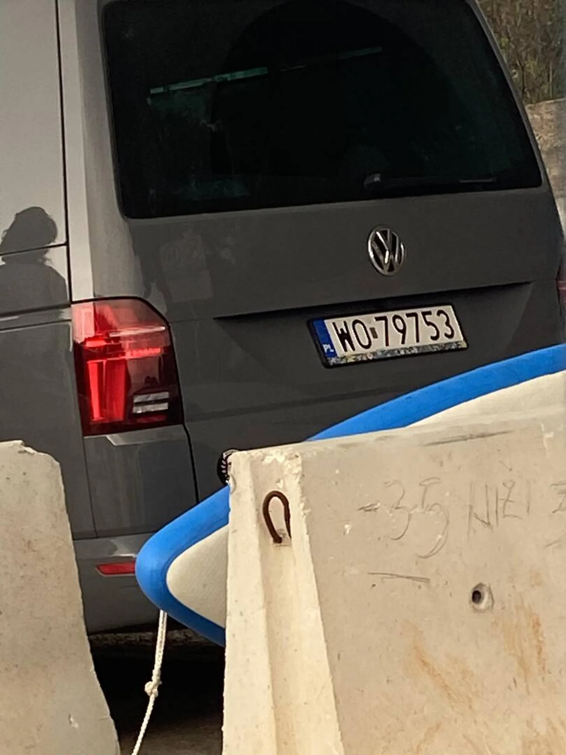 Jakim trzeba być bez mózgiem żeby tak zaparkować auto w miejscu przecieku dla pieszych, rodziny z wózkiem bez szans przejechania!!! Polak potrafi?