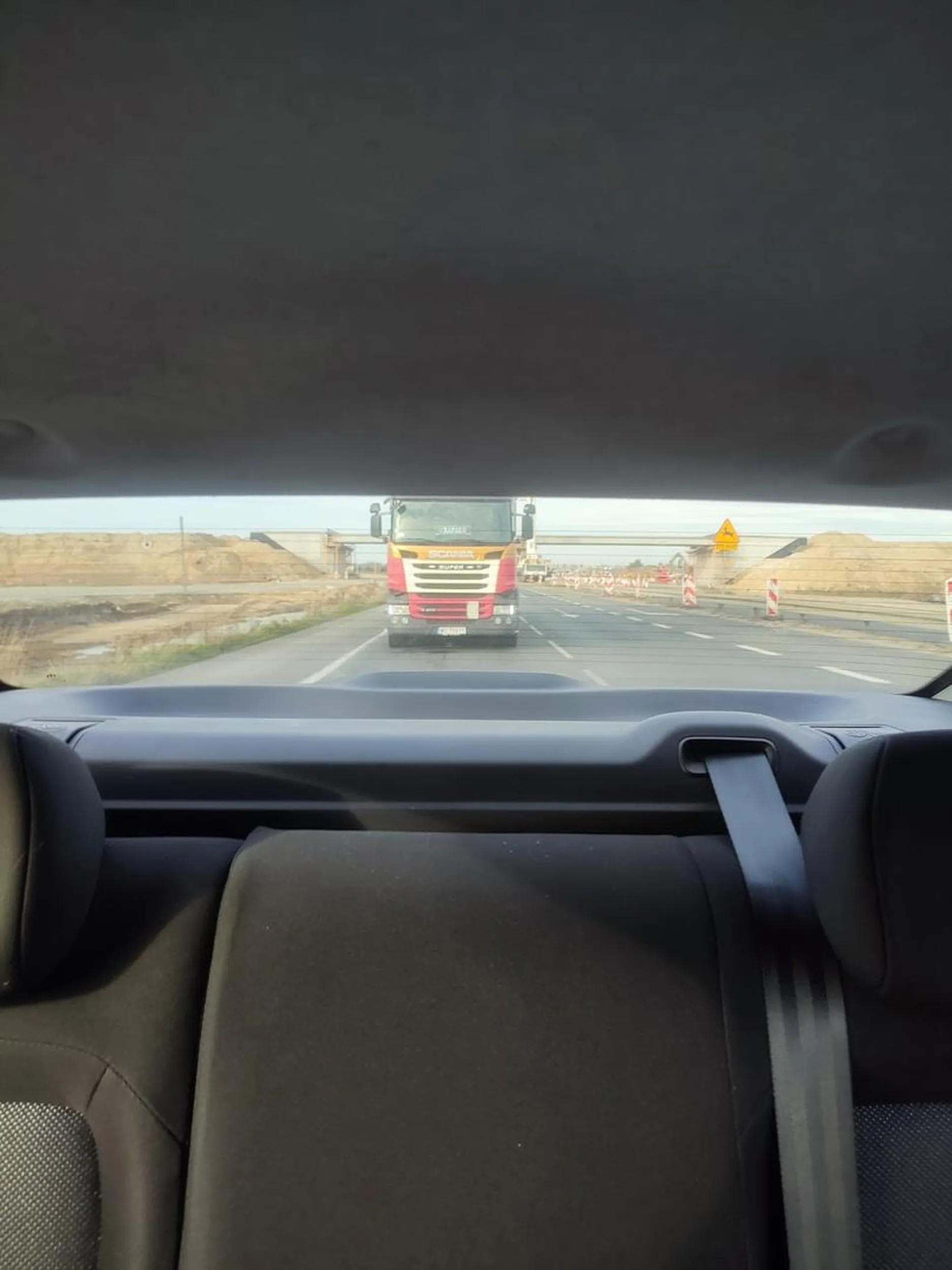 Sytuacja ta miała miejsce dnia 10 listopada (wczoraj), około godziny 12:45 na remontowanej S7-mce, na wysokości Niepiekła/Sobole w kierunku Warszawy. Nie pozdrawiam kierowcu zestawu, który to w sposób totalnie nierozważny, bezmyślny, ocierający się o idiotyzm, dopuścił się manewru wyprzedzania, pomimo znaku informującego o kończącym się pasie ruchu. Na marginesie dodam, że kiedy to kierowca (najepiewniej pan Rafał) rozpoczął manewr wyprzedzania mojego pojazdu, poruszałem się nieznacznie (3-5km/h) powyżej maksymalnej dozwolonej prędkości, wynikającej z remontów na drodze. Kierowca ciężarówki rozpoczął swój manewr z tempem rozpędzającego się ślimaka, co jest zjawiskiem niejednokrotnie możliwym do zaobserwowania podczas "żółwich wyścigów" na autostradach/ekspresówkach, pomimo obowiązującego zakazu wyprzedzania przez pojazdy ciężarowe. Do kończącego się lewego pasa ruchu dojeżdżaliśmy niemalże jednakowo, kiedy to byłem na wysokości jego przyczepki. Nawet nie zwolnił, jakkolwiek nie zareago