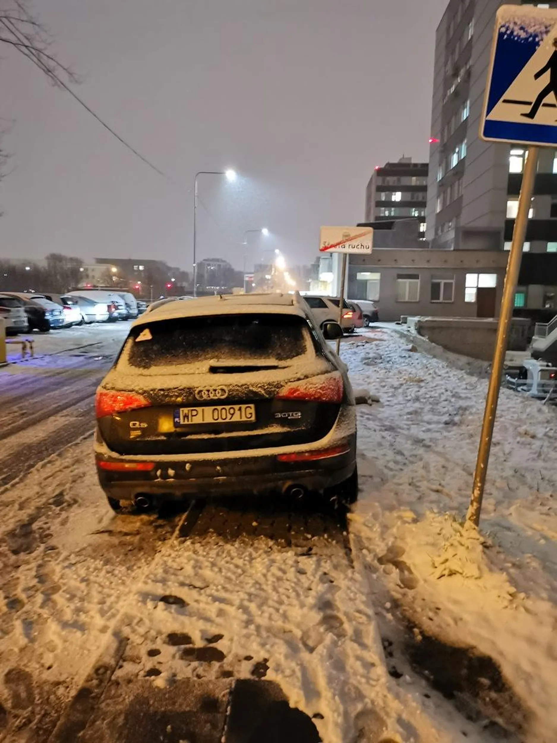 Rozumiem, że śnieg leży, ale żeby parkować na pasach to ?‍♂️