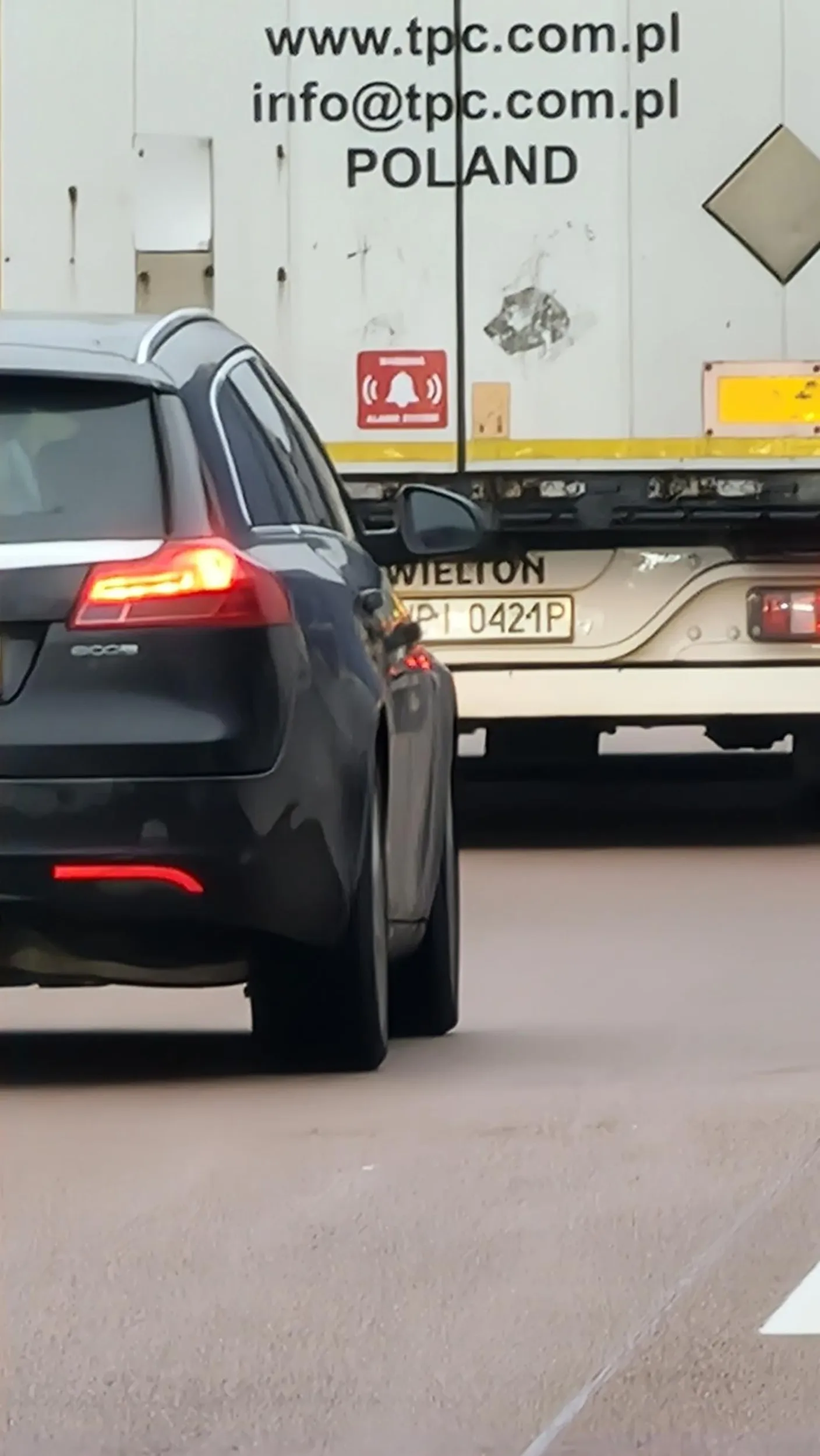 kolejny szeryf drogowy . Bydlak blokował lewy pas aż do zwezki (ok.5km) .27.10.2023. ok. godz.17tej na Poznań.  Bydlak spychał każdego kto próbował go wyprzedzić.