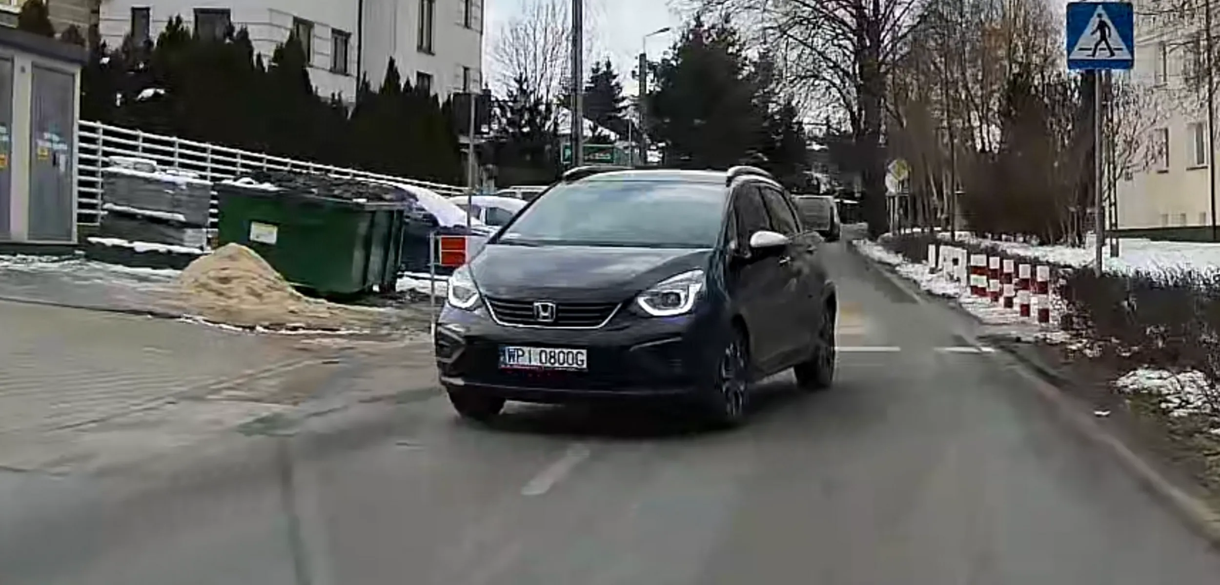 Wymusza pierwszeństwo na wymijaniu przeszkody. Omija w ostatnim momencie jak z przeciwka jedzie inny pojazd.