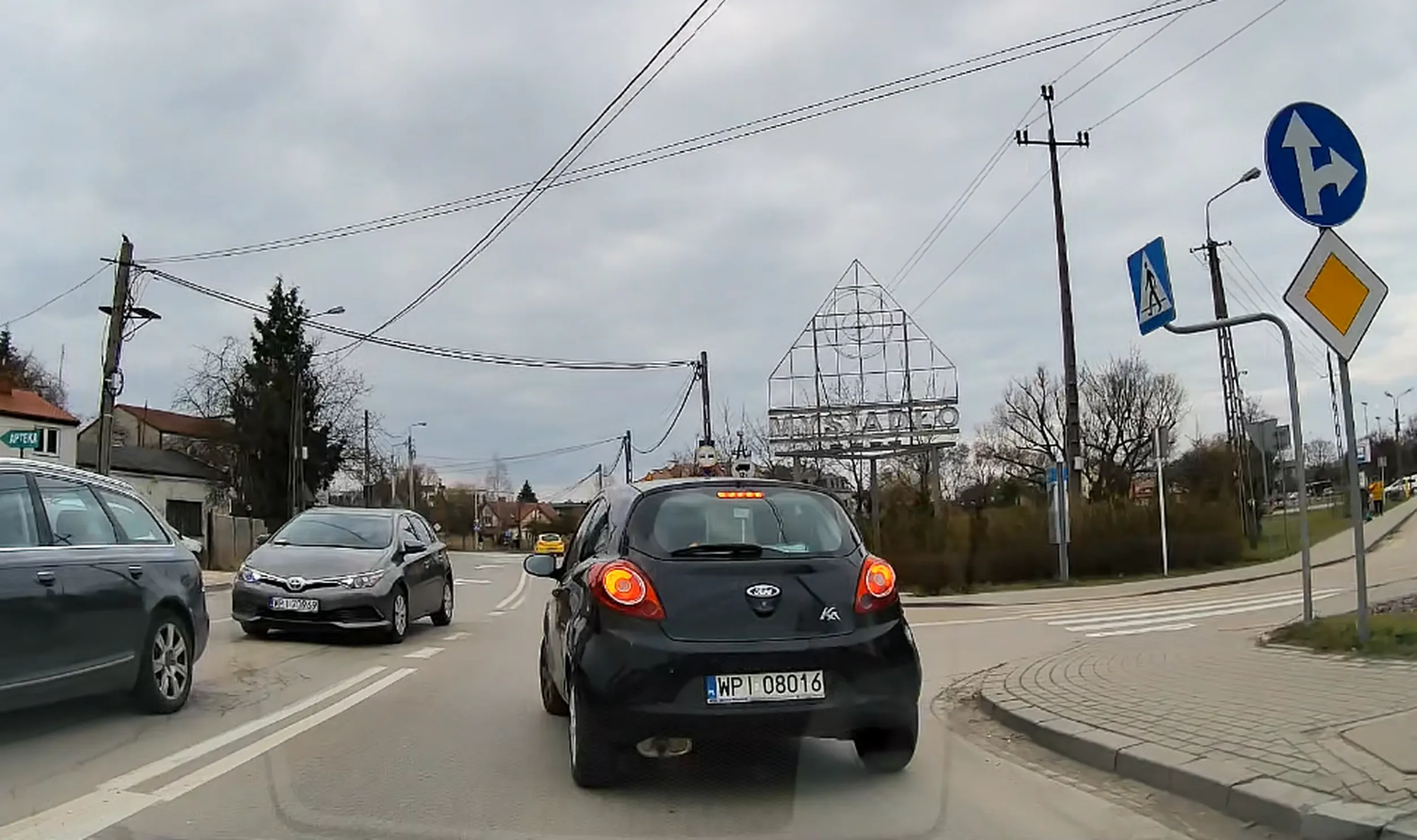 Nie patrzy na znaki. Ma nakaz jazdy prosto i w prawo to skręca w lewo blokując zjazd ze skrzyżowania.