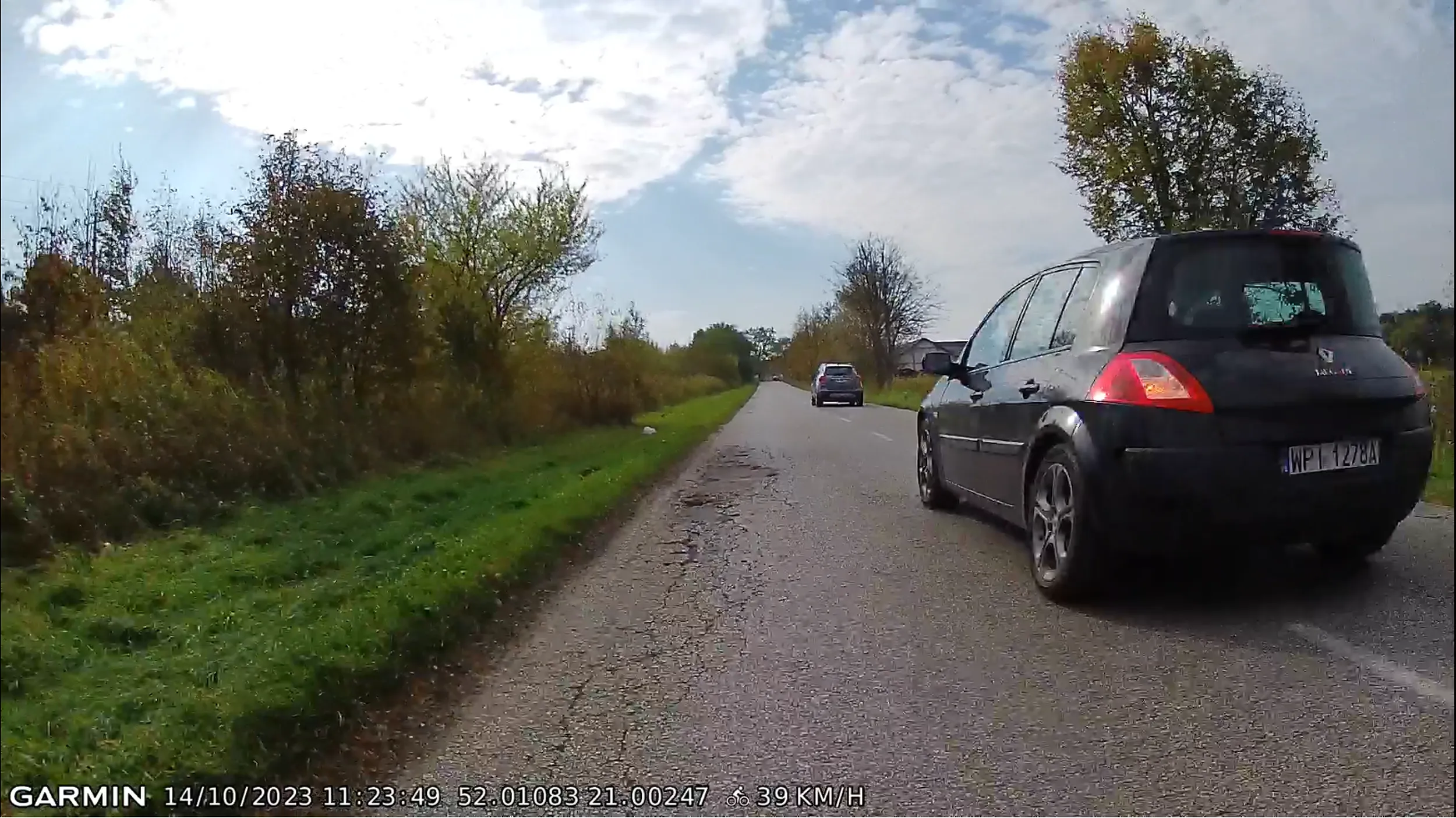 Wyprzedza idąc na czołówkę z rowerem.