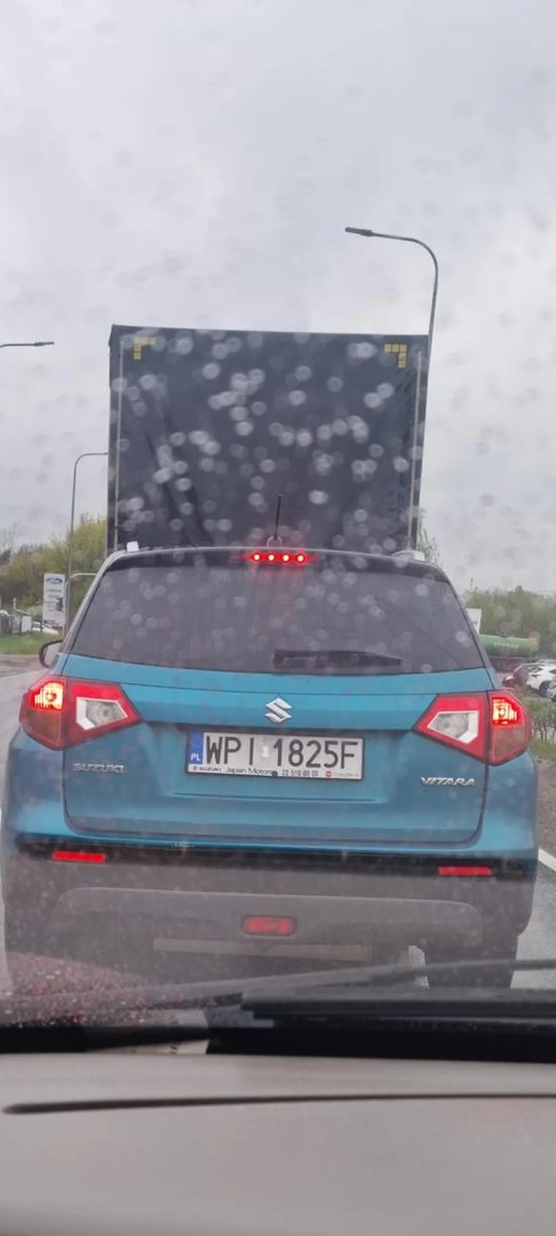 Kierowca bez kultury, pali papierochy i wyrzuca pety na ulicę.